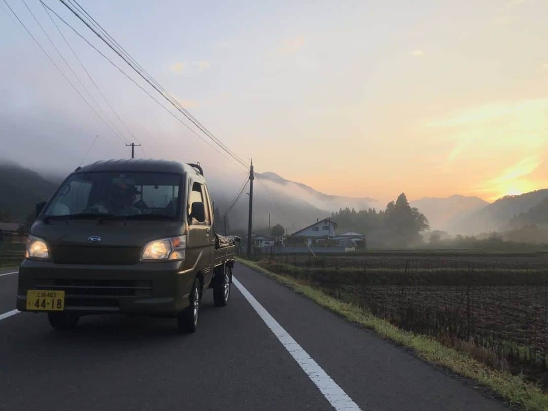 The Japan Timesのインスタグラム：「“Kei,” short for “kei-jidōsha” (light automobile), refers to the smallest class of highway-legal cars in Japan. Recognizable for their compact dimensions and yellow plates, kei cars, trucks and vans can be seen zipping between tight streets and paddies in every corner of the archipelago.  Compared to most Western-made vehicles, kei trucks are almost comically small. Yet, these tight dimensions hide undeniable utility. Kei truck trailers are almost the same size as those of a standard American pickup truck, and their durability is practically equal over long distances.  “As long as you are not pushing them too hard, these little trucks will run forever,” says Jacob Sooy, who runs Vans From Japan, a Sacramento-based Japanese vehicle import company.  Contributing writer Talisker Scott Hunter and his college roommate decided to explore Japan not by bullet trains or airplanes, but via a kei car. Five prefectures, seven days, four tanks of gas and one ferry later, they pushed the little engine that could into the far north.  Barely exceeding 80 km per hour for the entire journey, they chose to drive a kei truck for many reasons, but among them was a chief desire to see what Japan’s ubiquitous well-loved fleet of light vehicles can do.  As it happens, they can do quite a lot. Read more with the link in our bio.  📸: @taliskersh  #japan #traveljapan #travel #travelphotography #travelblog #japantimes #日本 #旅行 #撮影 #軽カー #自動車 #ジャパンタイムズ #🛻」