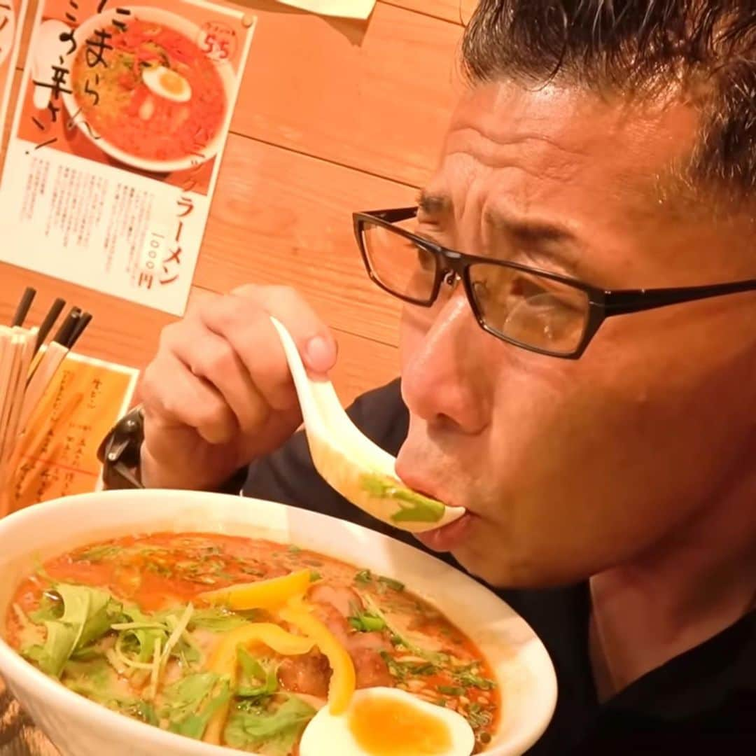 中島浩二のインスタグラム：「辛旨だっただすーー🤣🤣🤣  その名も、ラーメン仮面55‼️  あの、スリランカカレーで有名なツナパハの姉妹店😊  55と書いて、パハパハ‼️  スリランカ語です😊  で、エスニックラーメンが基本なんですが、その上の辛さのパニックラーメンを食べただすが、辛旨で最高ーーーー🤣🤣🤣  ベースは鶏ガラでココナッツミルクとスパイス‼️  僕、タイのグリーンカレーが好きなんですが、それのラーメンバージョンみたいな感じ。  辛さが後を引く、そしてうみゃい🤣🤣🤣  YouTubeに新しい動画アップしてるんで、是非‼️  プロフィールから飛べるだすーー😊  @tunapaha.nuwaraeriya   #ラーメン仮面55 #福岡ラーメン　#エスニックラーメン　#ツナパハ　#パニックラーメン　#スリランカ料理　#福岡スリランカ料理」