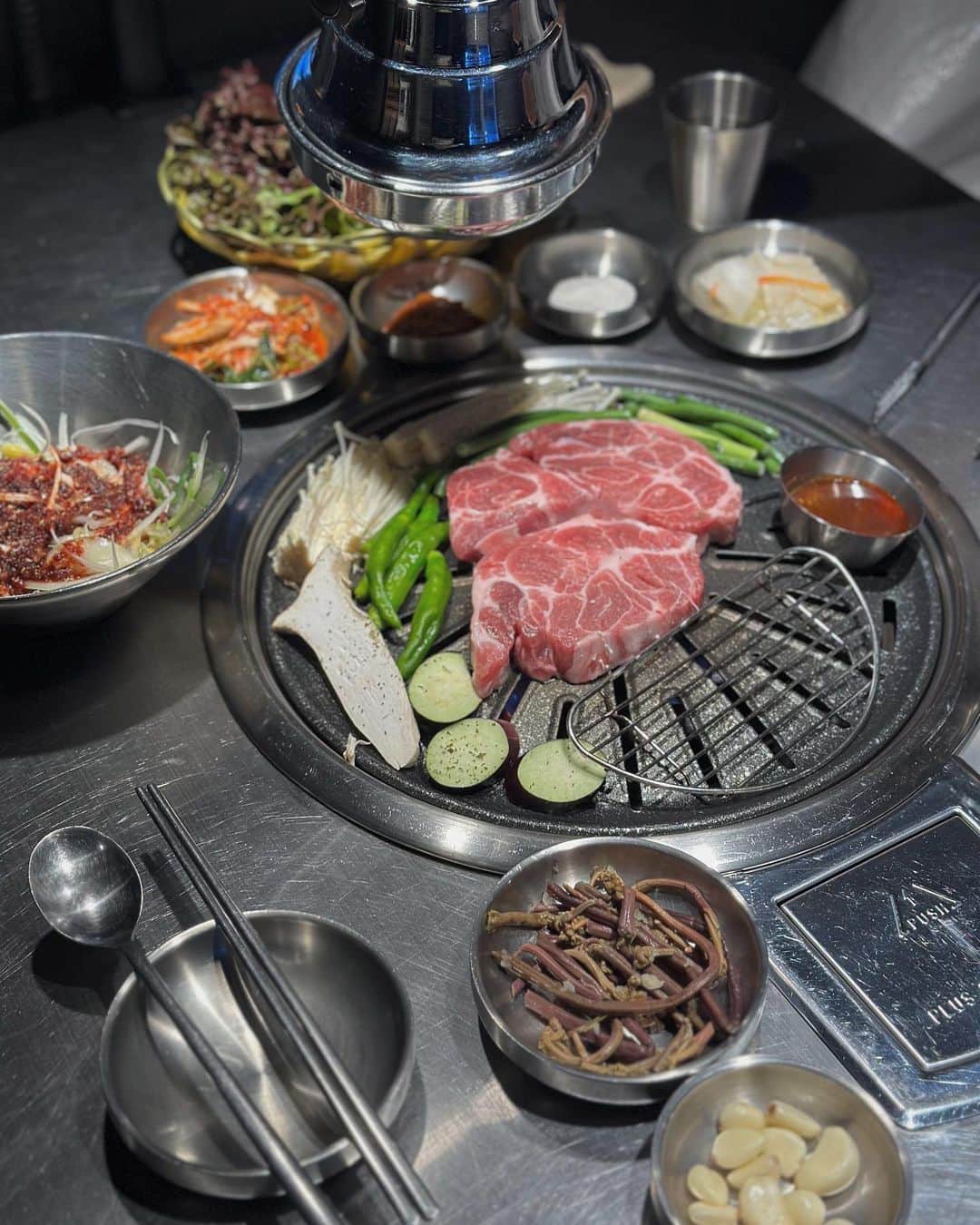 yonfa0823さんのインスタグラム写真 - (yonfa0823Instagram)「新堂駅のグルメ サムギョプサル🐖  私は韓国ではサムギョプサルではなく 必ずモクサルを頼みます。  サムギョプサルよりモクサルは 脂身が少なくさっぱりとしていて✨ 脂質が少ない分お肉の旨味が よりダイレクトに感じれます😋  蟹とムール貝、イカ入りのラーメンも美味しかった🦀  高級なインスタント麺とゆう感じで これがまた韓国っぽくて👌  サムギョプサル屋さんでわらびが出るのも珍しい。 少し焼いてお肉と一緒にエゴマの葉で包んで頂くと🤤  こちらはリピート確定❣️  東大門エリアの横の駅に位置する  "신당육　新堂肉"  📍서울 중구 다산로46길 36 ソウル中区多山路46道36 新道駅1番出口から徒歩2〜3分 16:00〜23:00 (L.O22:00) 正月などの休暇以外は定休日なし . . . . #韓国#韓国グルメ#韓国情報#渡韓#ソウル#ソウルグルメ#サムギョプサル#신당육#신당동맛집」11月8日 17時21分 - yonfa0823