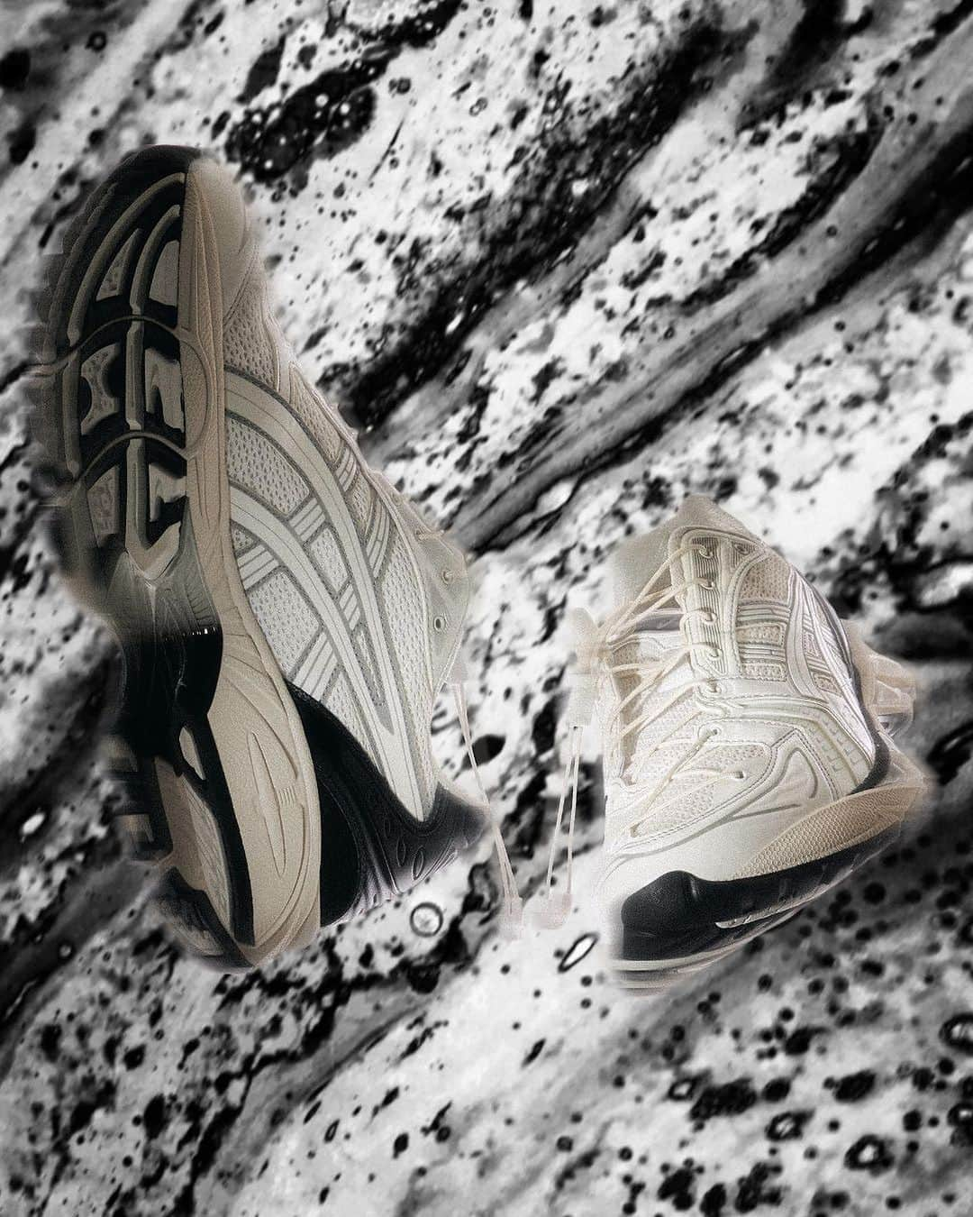 Titoloのインスタグラム：「Step into a world of 'Infinite Wonders' with ASICS x UNAFFECTED! These iconic GEL-KAYANO 14 sneakers are here to blur the lines between sportswear and fashion. Are you ready to explore the cosmos? The BRIGHT WHITE/JET BLACK version is the perfect canvas for your urban adventures, featuring reflective prints hidden in secret spots for an added touch of intrigue.  Style code: 1201A922-100  Release: 24.11.2023 @titoloshop webshop  #ASICSxUNAFFECTED #GELKAYANO」