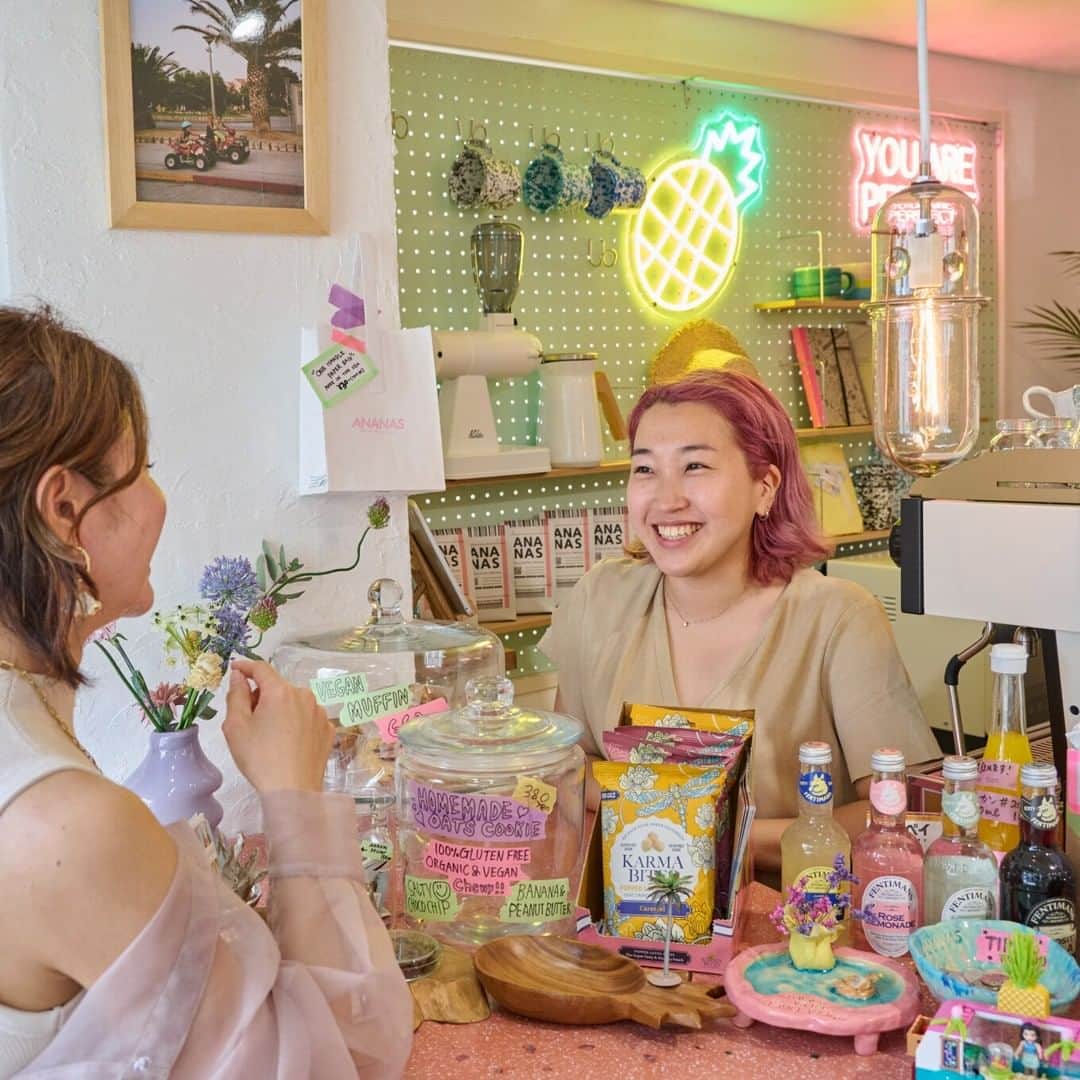 Hanako公式さんのインスタグラム写真 - (Hanako公式Instagram)「ヴィーガンカフェ〈ANANAS COFFEE TOKYO〉  関わる全ての人が受け入れられ認められる、自尊心が高まる平和で豊かなお店を目指しスタートした、ヴィーガンカフェ〈ANANAS COFFEE TOKYO〉。  店主であるカーリーさんのこだわりがたくさん詰まった内装はポップでカラフルで、どこを切り取ってもSNS映え間違いなし。一つ一つこだわってセレクトした食器は購入ができ、カーリーさんが手作りしたオリジナリティ溢れるマグもあります。  📍ANANAS COFFEE TOKYO @ananas_tokyo_ 住所：渋谷区神山町7-15 immeuble 4F 営業時間：10:00～18:00 定休日：火  🔗詳しくはHanakoWebにて「ヴィーガンカフェ」で検索 ※ 2023.05.20の記事です  #Hanako #Hanakomagazine #ランチ #東京ランチ #ヴィーガンランチ #ヴィーガンカフェ #カフェ巡り #ヴィーガンスイーツ #スイーツグラム #渋谷カフェ #渋谷カフェ巡り #カフェ #カフェ部 #カフェ活 #カフェランチ」11月8日 17時15分 - hanako_magazine