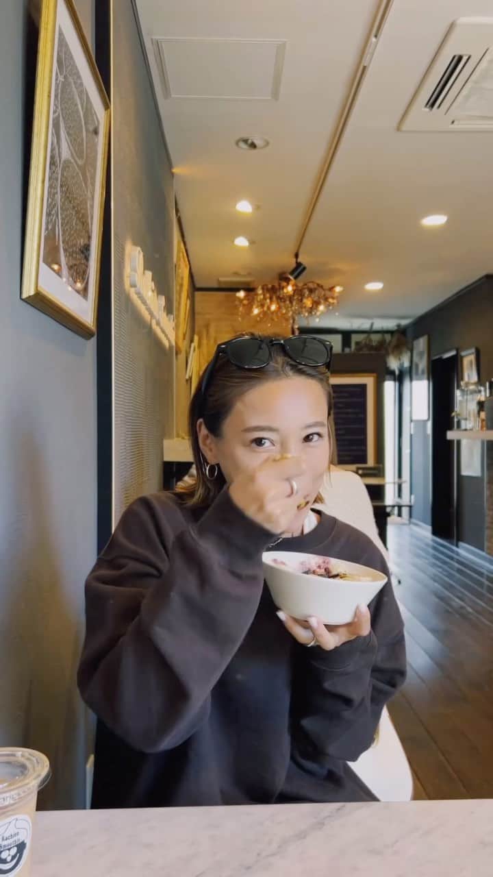 馬詰まほのインスタグラム：「らちえん先生®︎🍌 @rachiensmoothie  トレーニング前に☺︎☺︎ ただ食べて飲んでの動画。需要あるかは知りません。笑 おいしすぎた✨💖 movie by @ayakawasaki  #rachiensmoothie #chigasaki #banana #cafelatte」