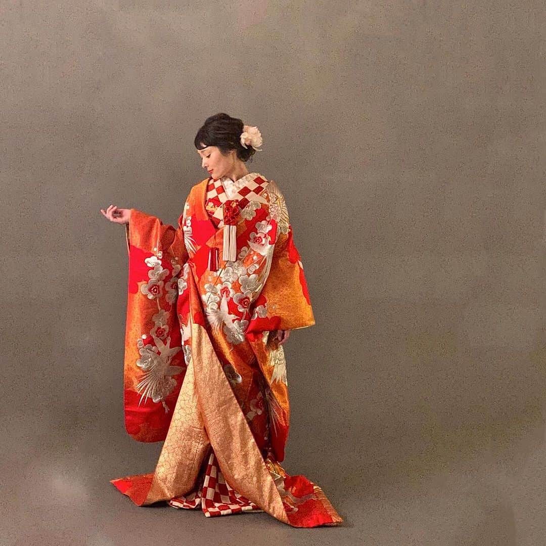 石川琴允のインスタグラム：「▶今日もお疲れ様でした♪ : : 最近和服を着る機会が増えまして... : : 京都へ頻繁に出向くようになったので なにか醸し出してるのかしら...？ : : : とはんなり考えてました😂← : : まだまだ続いてほしい 暖かい日✺ どうか今年いっぱいまで🤲🏻🥹 : : #和装 #和服 #kimono #wedding #関西モデル #大阪モデル #着物 #kimonostyle #結婚式ヘアアレンジ #和装ヘア #和装ヘアアレンジ #和装花嫁」