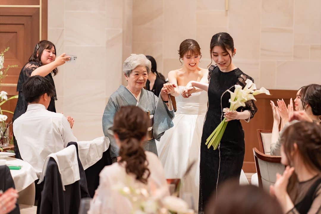 LAZOR_GARDEN_NAGOYAさんのインスタグラム写真 - (LAZOR_GARDEN_NAGOYAInstagram)「. 会場中があたたかな空気に包まれる 中座の演出*  大切な方を指名して 感謝の気持ちを伝えるのもすてきですね✨  ------------------ . 『#ラソールガーデン名古屋』で検索！ @lazor_garden_nagoya のフォロー お待ちしております＊ . #スタイルズ花嫁 #ラソール花嫁 #ブライダルハウスtutu #ラソ組 #marryxoxo #DRESSY花嫁 #披露宴レポ #名古屋駅 #名駅 #名古屋 #結婚式当日レポ #挙式レポ #名古屋花嫁 #ブーケ #結婚式会場 #披露宴会場 #結婚式写真 #披露宴演出 #中座 #サプライズ #ceunagoya」11月8日 17時18分 - lazor_garden_nagoya