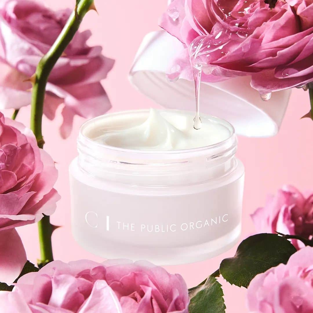 THE PUBLIC ORGANICさんのインスタグラム写真 - (THE PUBLIC ORGANICInstagram)「SYNCHRO BLOOM FLOWER ENRICH CREAM 植物と肌の共鳴。咲き誇る幸せ顔へ  C THE PUBLIC ORGANICから、 花々の知性を凝縮した、幸せ咲き誇る"花油クリーム"が新登場！ もっと強く咲き誇るバルーンスキン*1へ。  _____________________  ☑︎ C THE PUBLIC ORGANIC シンクロブルーム フラワーエンリッチ クリーム 50g / ¥8,800（税込） _____________________  ✔ シリーズ最高濃度のナイアシンアミド*2がハリをサポート  ハリ・うるおい成分「ナイアシンアミド*2」をシリーズ最高峰の濃度で配合。 ハリ感とふっくら弾力のあるバルーンスキン*1をサポートします。  ✔先端サイエンスによって見出された、複数の花のエキスを配合。  肌と共鳴する、「シンクロブルーム」シリーズ共通成分「プリムラエキス*3」「黒チューリップエキス*4」を配合。さらに、クリームで新たに、プロヴァンスローズの花びらから抽出されたエキス*5を配合。 外的ストレスでしぼんだ肌*6をふっくらなめらかに整え、もっと弾むようなバルーンスキン*1を目指します。  #CTHEPUBLICORGANIC​ #シーザパブリックオーガニック​ #シンクロブルーム  ............​  #オーガニック #オーガニックコスメ #ナチュラルコスメ #精油美容 #精油の力 #美容クリーム  *1 潤いに満ちたふっくら弾むようなハリのある肌のこと　*2皮膚コンディショニング成分　*3 セイヨウサクラソウエキス（保湿成分）　*4 チューリップ花エキス（保湿成分）　*5 センチフォリアバラ花エキス（皮膚コンディショニング成分）　*6 乾燥による肌のハリ不足のこと」11月8日 19時00分 - thepublicorganicofficial