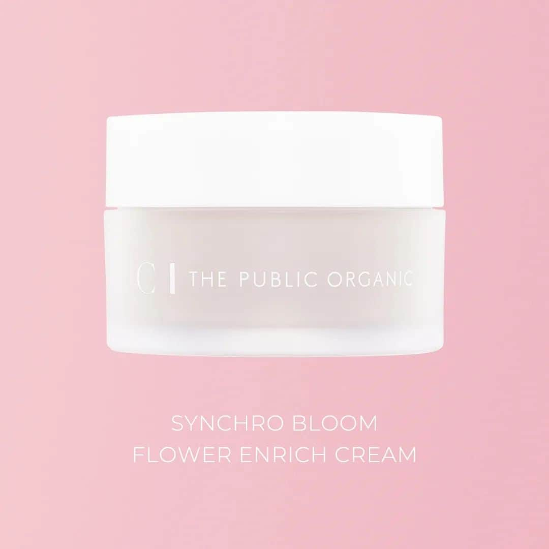 THE PUBLIC ORGANICさんのインスタグラム写真 - (THE PUBLIC ORGANICInstagram)「SYNCHRO BLOOM FLOWER ENRICH CREAM 植物と肌の共鳴。咲き誇る幸せ顔へ  C THE PUBLIC ORGANICから、 花々の知性を凝縮した、幸せ咲き誇る"花油クリーム"が新登場！ もっと強く咲き誇るバルーンスキン*1へ。  _____________________  ☑︎ C THE PUBLIC ORGANIC シンクロブルーム フラワーエンリッチ クリーム 50g / ¥8,800（税込） _____________________  ✔ シリーズ最高濃度のナイアシンアミド*2がハリをサポート  ハリ・うるおい成分「ナイアシンアミド*2」をシリーズ最高峰の濃度で配合。 ハリ感とふっくら弾力のあるバルーンスキン*1をサポートします。  ✔先端サイエンスによって見出された、複数の花のエキスを配合。  肌と共鳴する、「シンクロブルーム」シリーズ共通成分「プリムラエキス*3」「黒チューリップエキス*4」を配合。さらに、クリームで新たに、プロヴァンスローズの花びらから抽出されたエキス*5を配合。 外的ストレスでしぼんだ肌*6をふっくらなめらかに整え、もっと弾むようなバルーンスキン*1を目指します。  #CTHEPUBLICORGANIC​ #シーザパブリックオーガニック​ #シンクロブルーム  ............​  #オーガニック #オーガニックコスメ #ナチュラルコスメ #精油美容 #精油の力 #美容クリーム  *1 潤いに満ちたふっくら弾むようなハリのある肌のこと　*2皮膚コンディショニング成分　*3 セイヨウサクラソウエキス（保湿成分）　*4 チューリップ花エキス（保湿成分）　*5 センチフォリアバラ花エキス（皮膚コンディショニング成分）　*6 乾燥による肌のハリ不足のこと」11月8日 19時00分 - thepublicorganicofficial