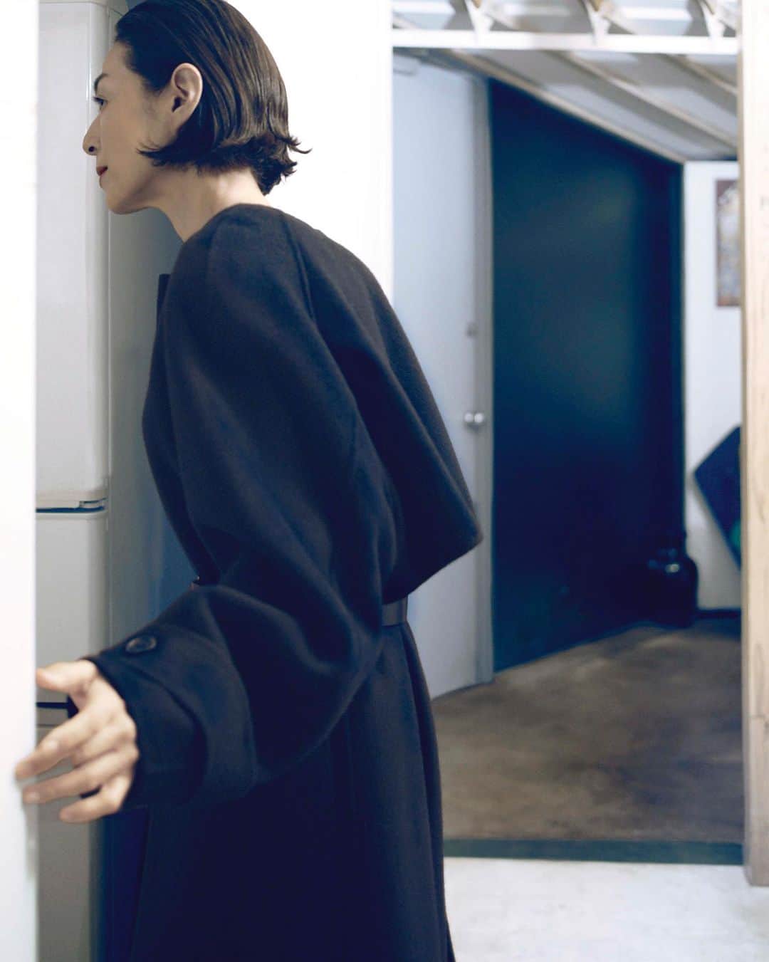 The Fashion Postさんのインスタグラム写真 - (The Fashion PostInstagram)「#select ADORE with Honami Suzuki 『鈴木保奈美とアドーア。タイムレスな輝きを携えて vol.1』  まるでドレスのように、ベルトでウエストマークしたブラックのコート。アンブレラヨークが風をはらみ、バックスタイルまで抜かりなく視線を集める。2色展開で各24枚という希少性の高いこのコートは、これまでブランドが大事に育ててきたラグジュアリーなクオリティをしっかりと引き継ぎ、新しい試みが宿されている。タンパク質素材生まれという人工繊維を使いながらも、まるでカシミヤのようななめらかな肌触りと軽さ。普遍的なデザインと上質さはそのままに、ブランドの成長と共に進化を続けるコートは、時代を超えた憧れであり続ける、鈴木保奈美がまとうにふさわしい。  model: Honami Suzuki photography: Shota Kono videography: Kei Doguchi sound design: Nanami Sato  styling: Hisano Inubashiri hair & makeup: Kyoko Fukuzawa edit&text: Honami Wachi & Shiyori Kawamura  #tfp #thefashionpost #adore #アドーア #鈴木保奈美 #honamisuzuki #pr」11月8日 20時00分 - tfpjp