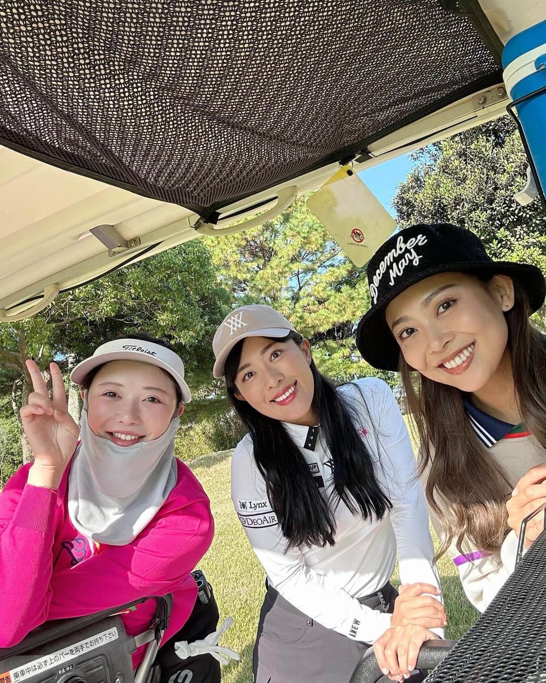 齊藤このみのインスタグラム：「一番ゴルフしてない下手くそな私が ダントツ黒いのなぁぜなぁぜ😇？  2人ともゆで卵みたいにかわいいつるつる🥚🫶  鬼歯並びいい🦷 そんな今日はいい歯の日です🦷 11月8日🦷（本日歯医者さん行ってきました、それで知りました）  仲良くしてくれて嬉しいありがと🥹🩷  @sanapaccio  @i_am_minase  @hamasea1966 @decembermay_golf @decembermay_nagoya」