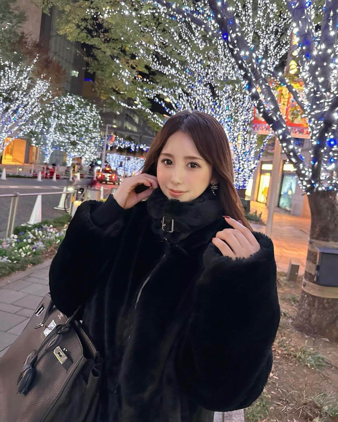 桃華絵里のインスタグラム：「打ち合わせ帰り道に…🤍🪽✨🗼  今日は  新作＆再入荷 全7型発売です♡  また急に寒くなってきましたので 暖かくして ご自愛ください🫶🏻  #イルミネーション  #ootd #mocoas」