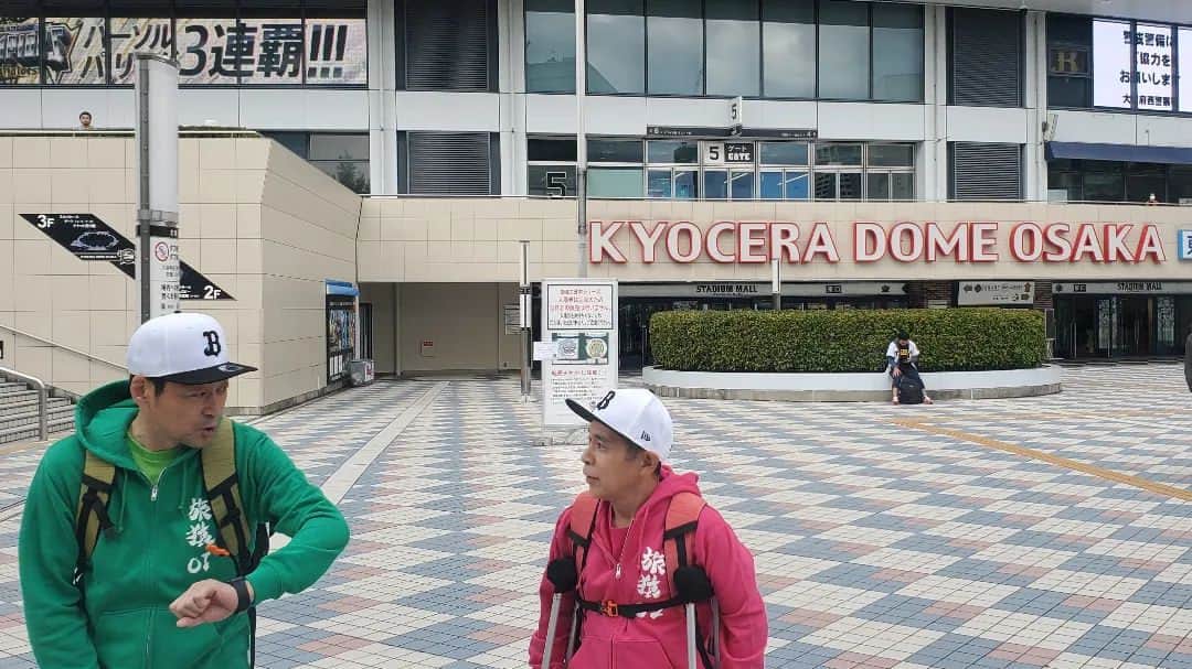 旅猿公式インスタグラムさんのインスタグラム写真 - (旅猿公式インスタグラムInstagram)「今夜25:40から『関西でオリックスを応援しよう！の旅』がスタート⚾ゲストもちろんますだおかだの岡田さん👏日本シリーズが行われる京セラドーム前に集合したのですが、東野さんから衝撃的な今日の予定発表にとまどう岡村さん😂そして岡田さんと合流し、岡田さんが行ってみたかった吉本芸人さん行きつけのあの有名な居酒屋へ🚐そこでは3人と関係性がある方々の大暴露&大悪口大会が💦爆笑必至の問題回、ご期待ください🙇」11月8日 17時26分 - tabizaru.official