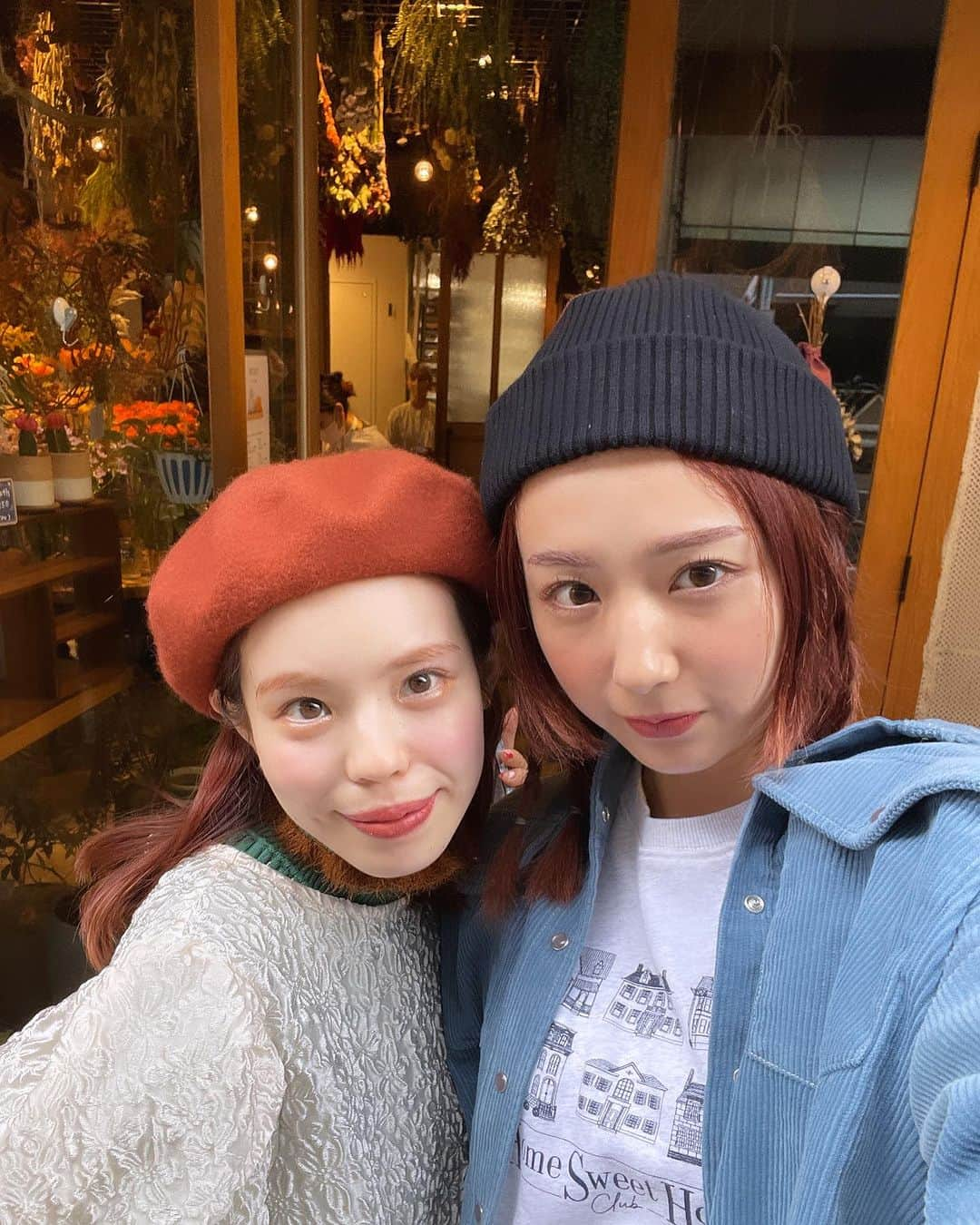 瀬戸あゆみさんのインスタグラム写真 - (瀬戸あゆみInstagram)「@amo_whale と久しぶりにふたりで会いました🩵🤎  わたしはこの日時間がなくてタクシーの中で間に合うだけのメイクをして(マスカラやアイライナーは塗れず)、しかしあものメイクがばっちりで抜け目なくかわいくて、待ち合わせしたときすこし照れてしまいました。。。 最近ますますかわいくなってるなーとSNSを見ながら思ってましたが、中身は変わらなくて、あたたかくて、面白くって、真面目で、頭がよくって最高でした🥰  この日行ったのは、わたしが三茶に住んでる時によく行ってたカフェ。 ここのフレンチトースト、お気に入りで何回食べたかわからないぐらい。笑」11月8日 17時27分 - setoayumi