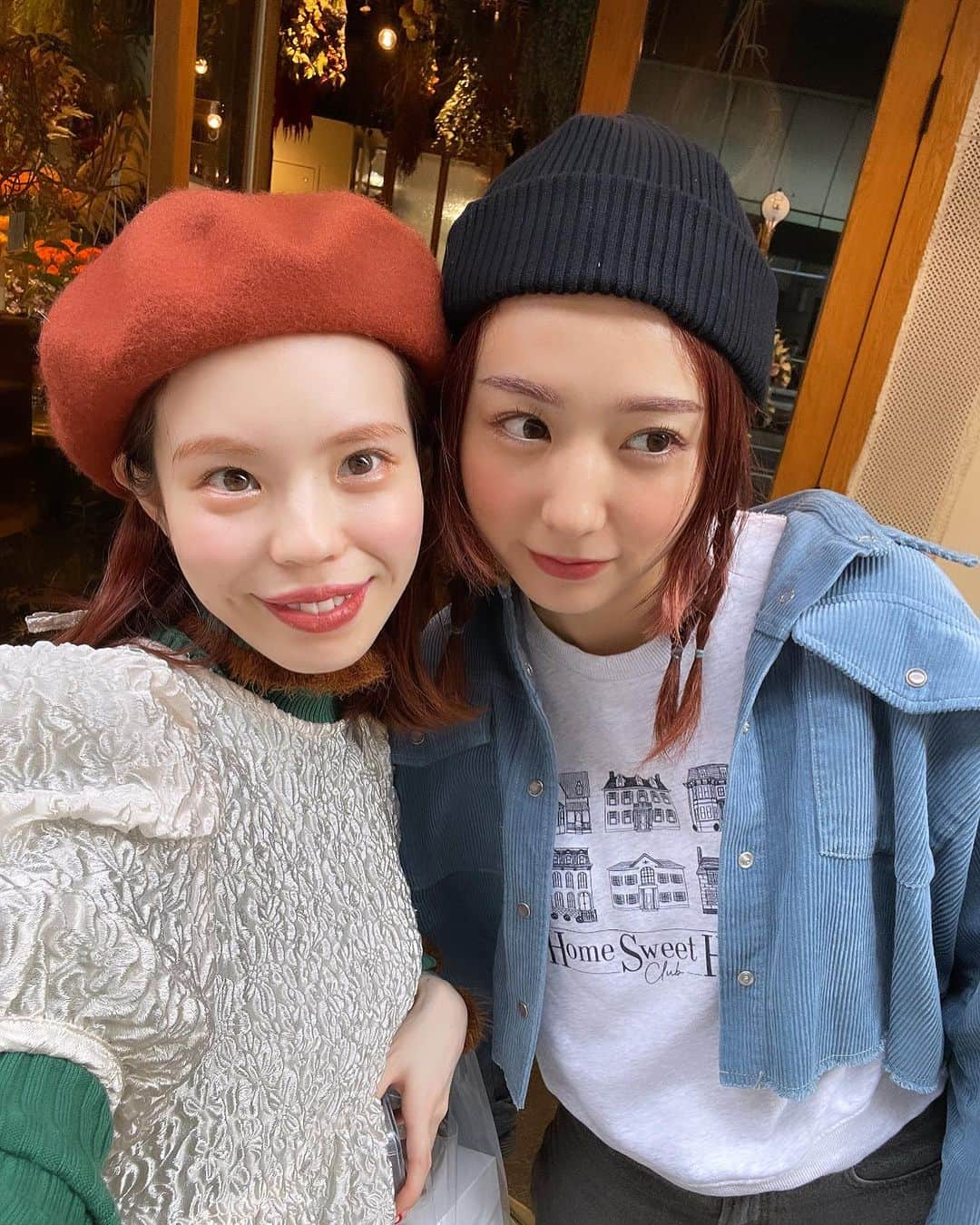 瀬戸あゆみさんのインスタグラム写真 - (瀬戸あゆみInstagram)「@amo_whale と久しぶりにふたりで会いました🩵🤎  わたしはこの日時間がなくてタクシーの中で間に合うだけのメイクをして(マスカラやアイライナーは塗れず)、しかしあものメイクがばっちりで抜け目なくかわいくて、待ち合わせしたときすこし照れてしまいました。。。 最近ますますかわいくなってるなーとSNSを見ながら思ってましたが、中身は変わらなくて、あたたかくて、面白くって、真面目で、頭がよくって最高でした🥰  この日行ったのは、わたしが三茶に住んでる時によく行ってたカフェ。 ここのフレンチトースト、お気に入りで何回食べたかわからないぐらい。笑」11月8日 17時27分 - setoayumi