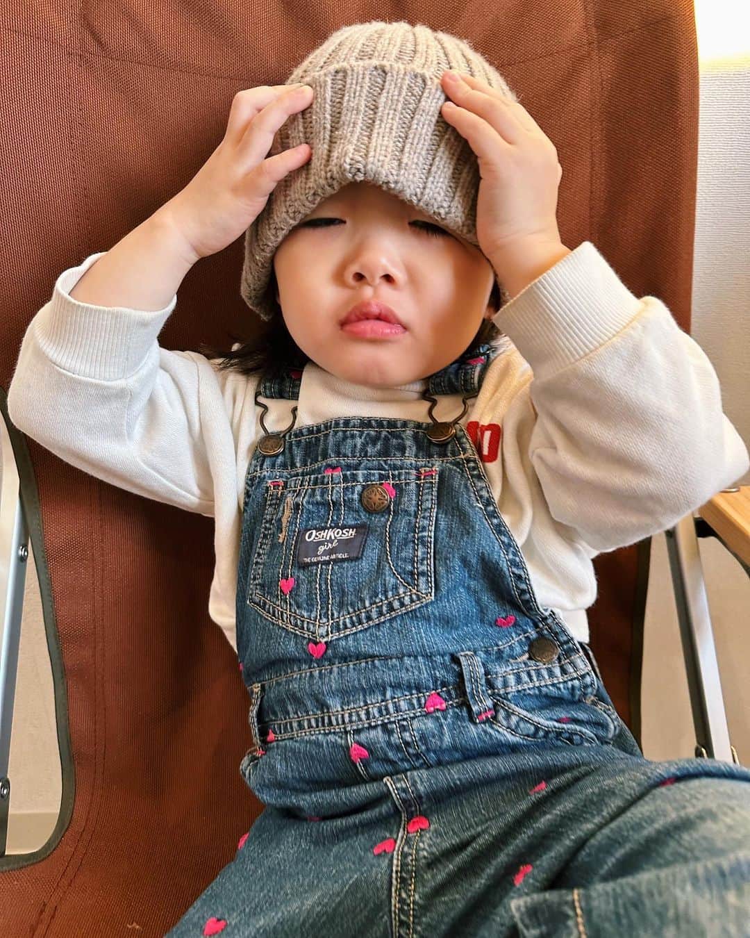 松原加奈恵さんのインスタグラム写真 - (松原加奈恵Instagram)「帽子が好きなのは 私がほぼ毎日帽子被ってるから。 (パパもやな🤓)  髪の毛も短く切りたいらしいけど もう十分短いよ。もっと伸びてほしいよ。(母の願い)  #2歳10ヶ月」11月8日 17時27分 - piiiiiiico