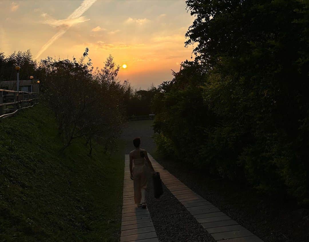 特蕾沙（Teresa）さんのインスタグラム写真 - (特蕾沙（Teresa）Instagram)「久しぶりに カップルと一緒にキャンプに行ったんだ。  ヨガやお酒を楽しんで、いっぱい笑って、 良い思い出ができた。  #思い出 #キャンプ」11月8日 19時00分 - teresa_te.official