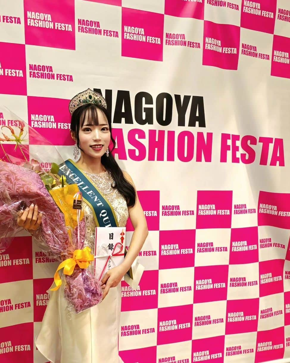 なつみのインスタグラム：「10/29 Nagoya Fashion Festa⁡ ⁡三重大会 ミスコン20代部門 グランプリ👑⁡ 人気投票制 特別部門 グランプリ⁡👑⁡ ⁡遠くから名古屋まで応援に来てくださった皆様、⁡ありがとうございました🥹🩷⁡ ⁡⁡ ⁡緊張したし客席が近すぎてテンパりまくったけど、皆がいてくれたから最後まで頑張れました🥲💓⁡⁡ ⁡まだまだ体幹もなくメリハリのないウォーキングだけど、これからも頑張るので見守っていてください🙇‍♂️︎🤍 ⁡⁡⁡ ⁡⁡バセドウ病のリハビリにと始めたモデルウォーク。⁡ ウォーキングの集団練習で⁡先生にたくさん指摘されて落ち込んで、もう全部辞めてしまおうと思うことも正直あります😢元々の目的、体力作りは順調にできてるじゃん！と自分に言い聞かせてこれからもできるところまで続けていきます。 ⁡ 平井えみ先生 ⁡@emi_hirai_st ⁡⁡ ⁡清水まどか先生 @madoka_shimizu ウォーキングのご指導と、素敵なポージングを考えて下さりありがとうございました✨⁡ 当日3度もランウェイを歩いて、練習通りにはいきませんでしたが、反省を次に活かしたいです！⁡ ⁡⁡⁡ ⁡ヘア: @yusuke_kiyo⁡ ⁡ ⁡#ライブ配信#ライバー#八重歯#宅建士#宅建#宅地建物取引士#不動産営業#イギリス留学#バセドウ病#吃音症#過敏性腸症候群#🧢なつみ👻🍊#ミスコン#ミスコングランプリ#名古屋ファッションフェスタ#ファッション誌モデル#フリーモデル#スワロフスキー#スワロフスキーイヤリング#modebeare#excellentqueenjapan#NagoyaFashionFesta#swarovski」