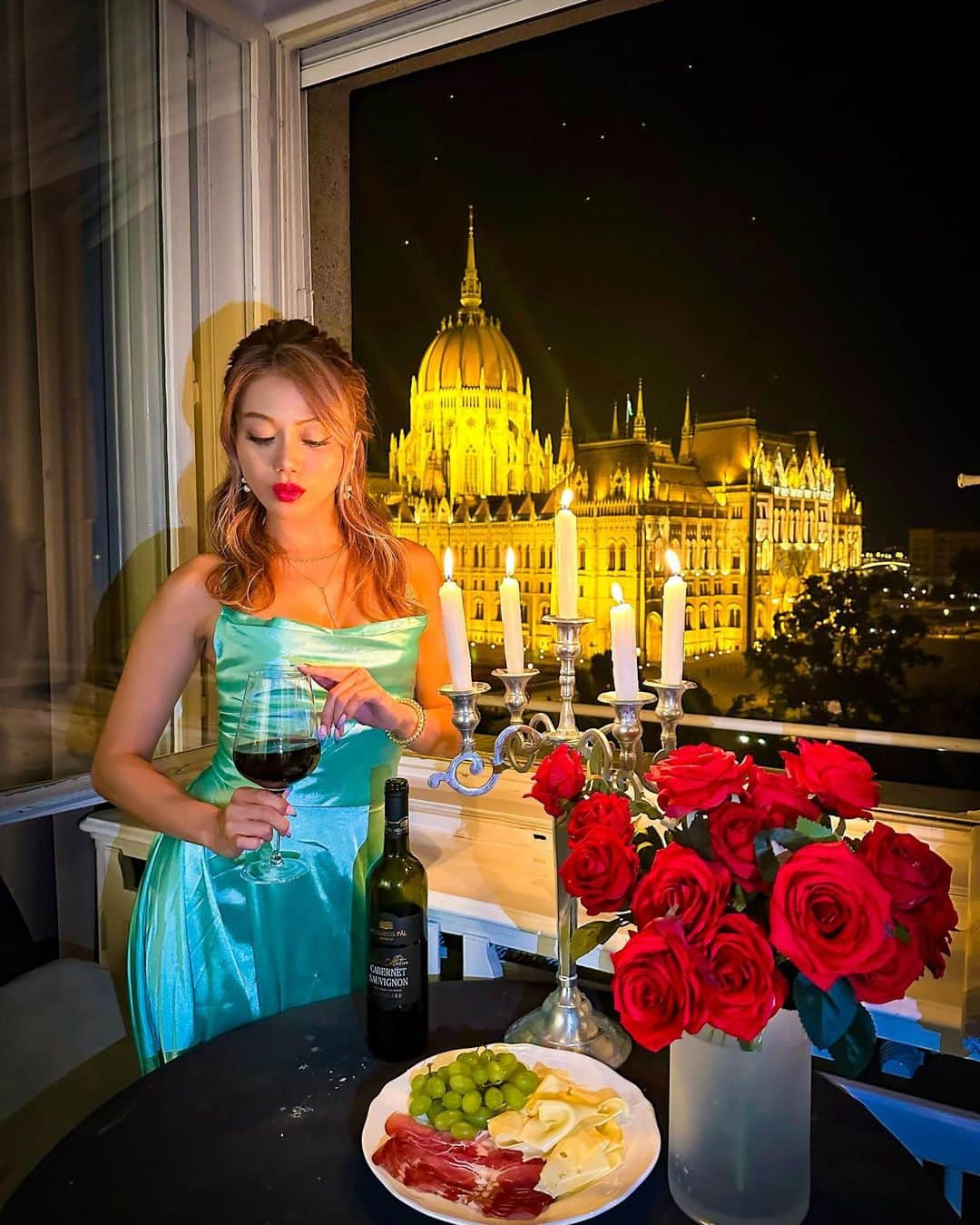 myumyuさんのインスタグラム写真 - (myumyuInstagram)「お城みたいなのは国会議事堂 星みたいなのはコウモリたち 薔薇とキャンドル立てと撮影用の大きなライトが用意されている なんとここはエアビー🌹  下のスーパーで買ったおつまみたちと赤ワインと 閉店ギリギリに雑貨屋で買ったキャンドルを添えて🍇🍷🕯️  #エアビー#ヨーロッパ#ヨーロッパ旅行#airbnb#airbnbtravel#luxury#luxurytravel#luxuryhotel#dressup#v1apartmentbudapest #Hungary#Budapest#ハンガリー#ブダペスト #旅行#海外旅行好き#海外旅行#国会議事堂#ライトアップ#lightup#travel#travelgram#travellover#traveler#Europe#Europetravel#hungarytravel」11月8日 20時00分 - myumyu_travel_bikini