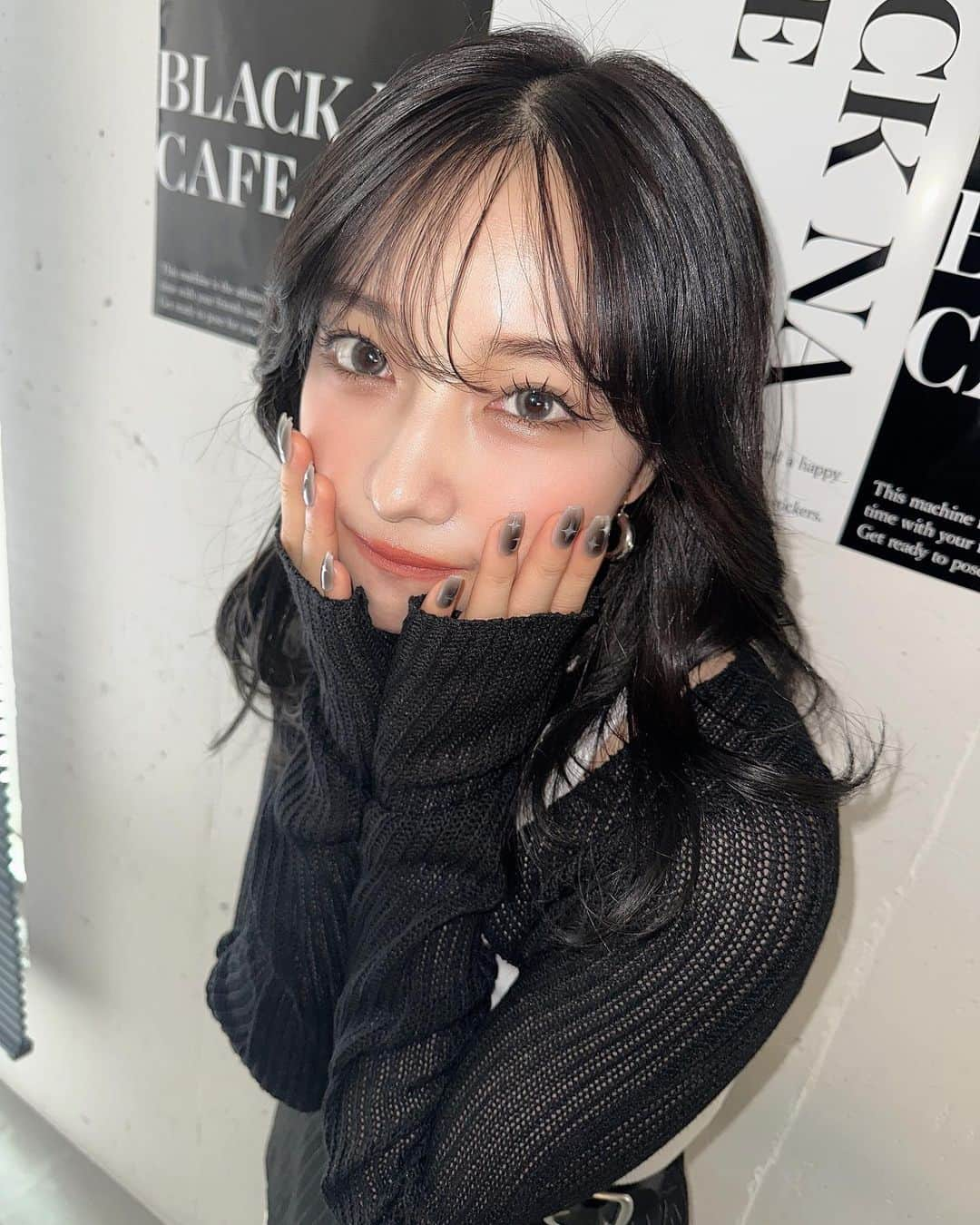 村瀬紗英のインスタグラム：「#dailylook 🎞️📸『MONOCH』世界観かわいい🖤🤍👽 #プリクラ #MONOCH」