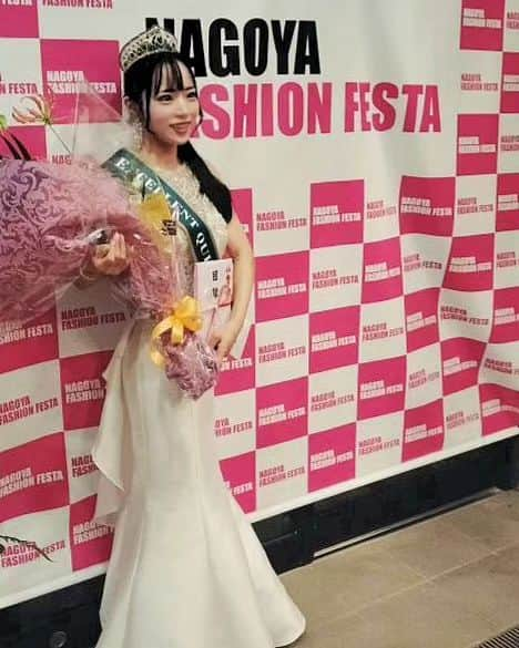 なつみさんのインスタグラム写真 - (なつみInstagram)「10/29 Nagoya Fashion Festa⁡ ⁡三重大会 ミスコン20代部門 グランプリ👑⁡ 人気投票制 特別部門 グランプリ⁡👑⁡ ⁡遠くから名古屋まで応援に来てくださった皆様、⁡ありがとうございました🥹🩷⁡ ⁡⁡ ⁡緊張したし客席が近すぎてテンパりまくったけど、皆がいてくれたから最後まで頑張れました🥲💓⁡⁡ ⁡まだまだ体幹もなくメリハリのないウォーキングだけど、これからも頑張るので見守っていてください🙇‍♂️︎🤍 ⁡⁡⁡ ⁡⁡バセドウ病のリハビリにと始めたモデルウォーク。⁡ ウォーキングの集団練習で⁡先生にたくさん指摘されて落ち込んで、もう全部辞めてしまおうと思うことも正直あります😢元々の目的、体力作りは順調にできてるじゃん！と自分に言い聞かせてこれからもできるところまで続けていきます。 ⁡ 平井えみ先生 ⁡@emi_hirai_st ⁡⁡ ⁡清水まどか先生 @madoka_shimizu ウォーキングのご指導と、素敵なポージングを考えて下さりありがとうございました✨⁡ 当日3度もランウェイを歩いて、練習通りにはいきませんでしたが、反省を次に活かしたいです！⁡ ⁡⁡⁡ ⁡ヘア: @yusuke_kiyo⁡ ⁡ ⁡#ライブ配信#ライバー#八重歯#宅建士#宅建#宅地建物取引士#不動産営業#イギリス留学#バセドウ病#吃音症#過敏性腸症候群#🧢なつみ👻🍊#ミスコン#ミスコングランプリ#名古屋ファッションフェスタ#ファッション誌モデル#フリーモデル#スワロフスキー#スワロフスキーイヤリング#modebeare#excellentqueenjapan#NagoyaFashionFesta#swarovski」11月8日 17時39分 - natsumipeanuts