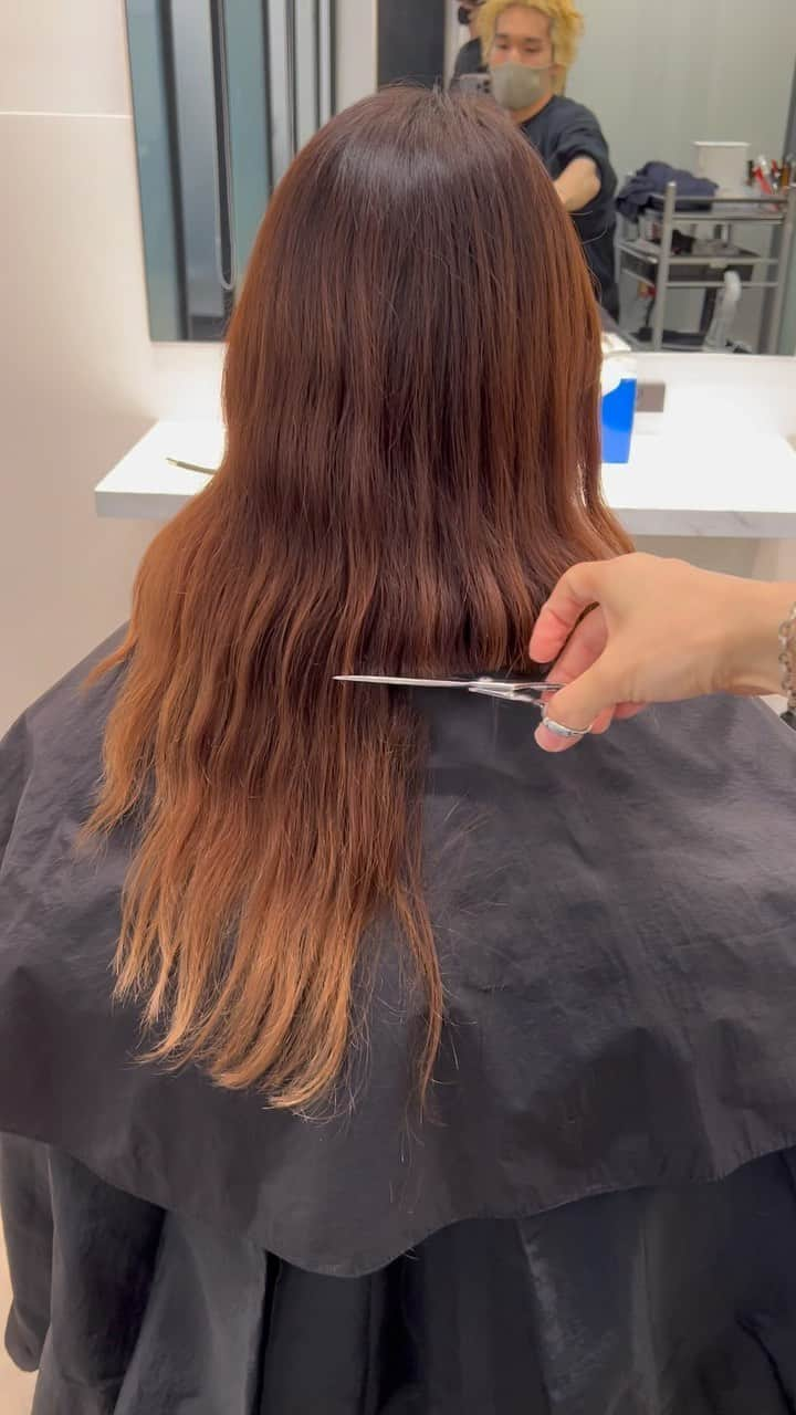 ホットペッパービューティー ヘア〈公式〉のインスタグラム：「-Today's Pick UP- #hairstyleoftheday 本日の素敵なヘアスタイルをご紹介します🍒 . 📷video by @miyakoshiii . . ‥‥‥‥‥‥‥‥‥‥‥‥‥‥‥‥ 【ヘアスタイル募集✂】 #hpb_hair をつけていただいた投稿の中から、ピックアップして紹介します♪投稿お待ちしております♡ ‥‥‥‥‥‥‥‥‥‥‥‥‥‥‥‥ . ホットペッパービューティーは美容院・ヘアサロンが探せる日本最大級の検索・予約サイトです。 公式Instagramでは『新しい自分を好きになる。』をコンセプトに素敵なヘアスタイル・トレンド情報をお届けします。 . . #ピンクカラー #ラベンダー #ラベンダーカラー #ボルドー #ボルドーカラー #ワインレッド #ボブ #ボブヘア #ミニボブ #ショートヘア #ショートボブ #暖色カラー #暖色系カラー #耳かけショート #耳掛けショート #トレンドカラー #トレンドヘア #ヘア #髪型 #ホットペッパービューティー #hotpepperbeauty」