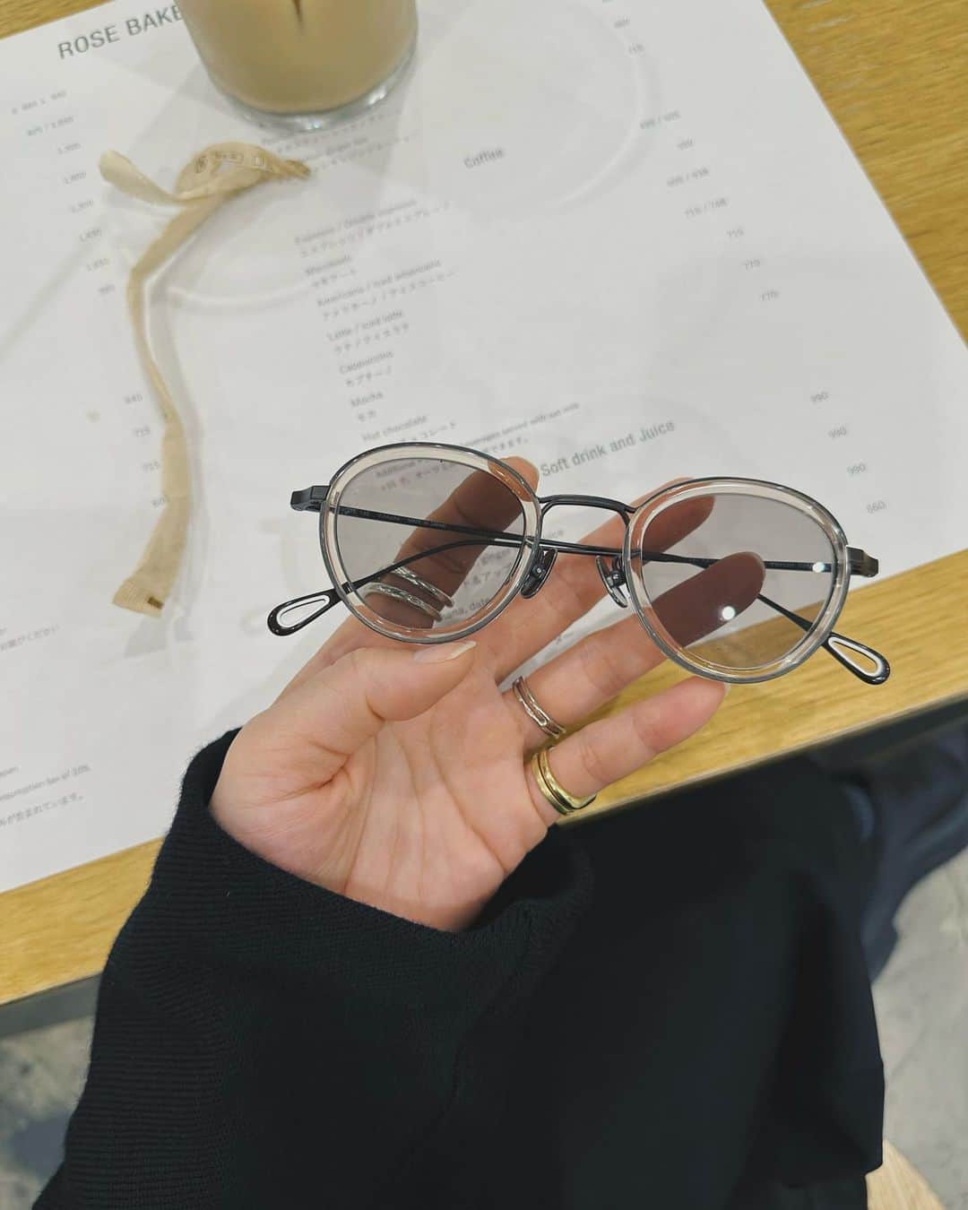 野尻美穂のインスタグラム：「銀座での1日。 お問い合わせたっくさんいただくサングラスと結婚指輪。 そして私の今日の服とwaiのサンプルチェック。  #🐉の様なハンド刺繍のニットジャケット」