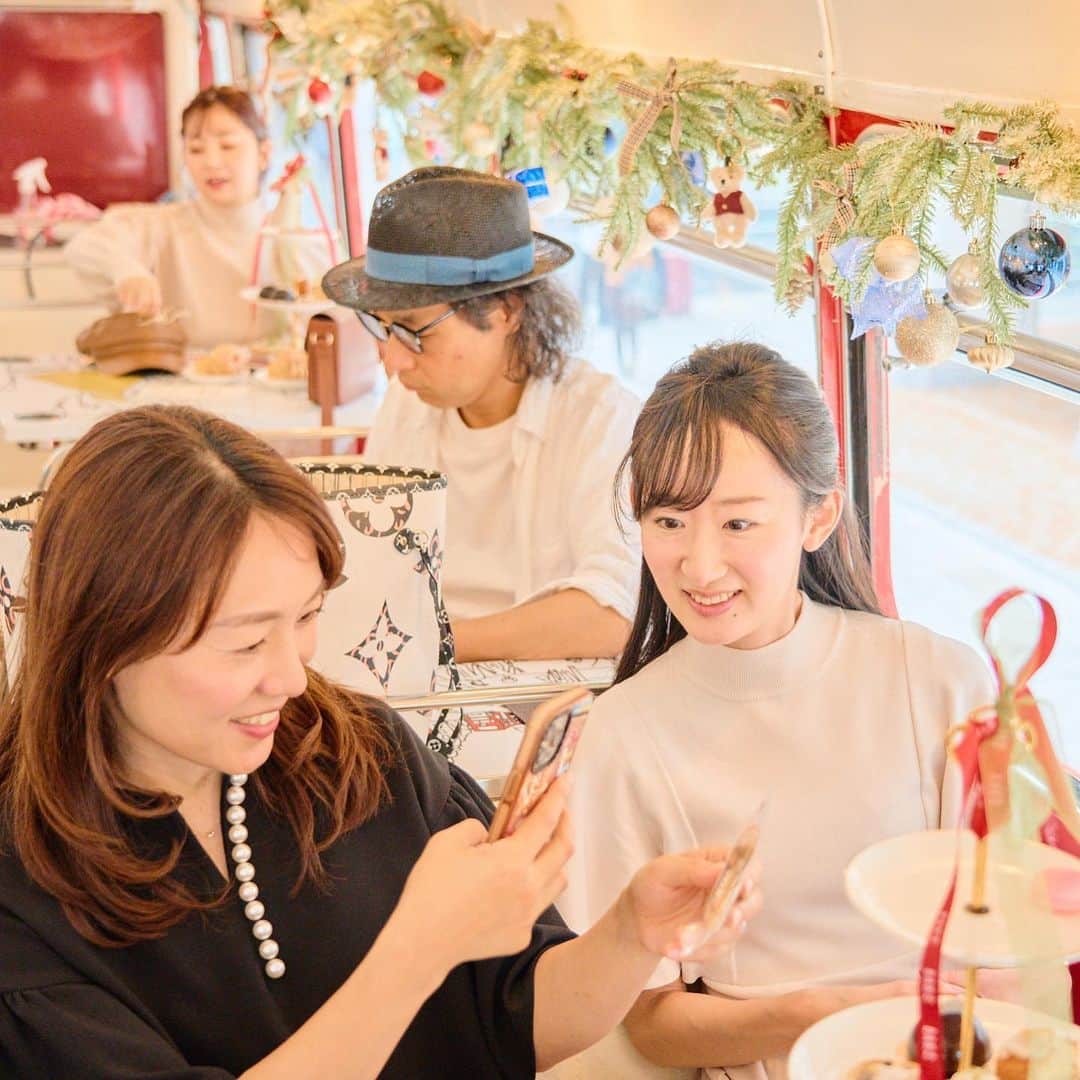 DAKS Japan（ダックス）さんのインスタグラム写真 - (DAKS Japan（ダックス）Instagram)「アフタヌーンティーを楽しみながらDAKSの世界観を体験？！  当日はメニューや内装もDAKS特別仕様でご用意しております♪  また参加いただいた方にはスリーティアーズオリジナルブレンドのティーバッグ3個プレゼント🎁  ご友人やご家族と素敵な時間を過ごせること間違いなし✨  11月23日（木）〜11月29日（水）の期間限定のイベントとなっております🗼  下記よりご予約受付中です！ https://www.afternoontea-bus-tour.creative-raja.com  #daks  #アフタヌーンティー #英国御用達ブランド #ロンドンバス #ヌン活 #afternoontea  #threetiers #アフタヌーンティーバスツアー  #アフタヌーンティー東京 #アフタヌーンティー巡り」11月8日 17時32分 - daksjapan