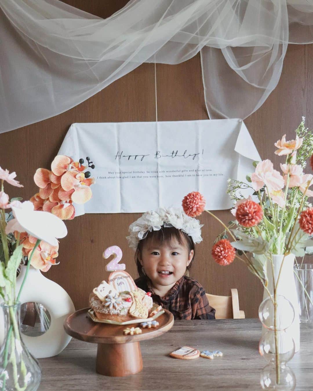 のインスタグラム：「_  2023.10.25   詩珠2歳になりました🎂  今年はバタバタしてたのでしっかり した写真撮れずこんな感じに、しかも寝起きで めっちゃ目腫れてるのごめん（笑）  2歳になった詩珠成長記録は 体験、経験したことをしっかり文章で 言葉で話してくれるのが親バカながら 凄いなと感心します。 保育園でしたことも毎日話してくれて お友だちの名前や先生の名前を言いながら 〇〇で遊んだよ〜、って楽しそうに 教えてくれるしそれが私も毎日楽しみ。  お花が咲いてるよー！とか お月様今日はかくれんぼしてるね？ 今日はお星様キラキラやな〜 とかも言ってくれて 感性も豊かに育ってくれてること とても嬉しく思う。  歌や手遊びも本当に上手で レパートリー豊富で歌い方も お調子者全開（笑） お絵描きや✂️を使っての製作も好きやったり 9ピースの🧩も1人でできるように！  動物や生き物が大好きで 大きいわんちゃんでもよしよししたり、 虫にもいちいちバイバイします。（笑）  まだ2歳やのにアンパンマンよりも とにかくラプンツェルが大好きで 毎日プッツェル見るー！と保育園の終わりに ちょっと見るのが楽しみ。 最近は"アリエルも！"と浮気中。  離乳食のときから食べるのが大好きで 日によってムラがある時期もあったけど あんまり食に対しては悩むとこ無かったから そこはほんまに助かってたな。 甘いものはあんまり好きじゃないみたいで シンプルなお菓子が好みみたい。 お菓子よりもご飯が好きです🍚🍚  人見知りはまだするけど(年配の方に警戒気味) だいぶマシで慣れるのも早くなったかな。 基本的に私の友だちとかはすぐ大好きになって 名前もすぐ覚えるし 大好きな人がどんどん増えていくみたいで 母としてそこも嬉しい。  保育園も本当に大好きで毎日保育園行く！と 張り切ってて何かしらにイヤイヤ言う朝も 保育園行けへんでって言ったら すぐ切り替えて用意するぐらい 保育園、先生、お友達が大好き。(保育園大感謝!)  まぁ、イヤイヤは更にちょっと出てきてるけど。 イヤイヤとジブンデと。 我も強め！w 母も毎日しっかりイライラしてるし 正直早くイヤイヤ期終われと思ってます！（笑） でもこれも成長過程に大切なことなので。。  今の可愛い時期も噛み締めながら あっという間に過ぎていく毎日を大切に 過ごして行きたいなと思います🌼  お誕生日プレゼントはメイク道具に💄 ほんまは木製のお洒落なやつとか 見てたんやけど、 毎日私の化粧する時隣にいて 真似してやってるから絶対リアルな やつの方が喜ぶやろうなと思ってこれにした！ もう大喜びで毎日一緒に化粧してます✨(後半3枚は次の日) ちなみに色はつかないので 1人でも安心してごっこ遊びさせられるし ほんまに買ってよかったな〜  どんどんこれから女子になっていくんやろな  2歳になったら毎月の成長記録も やめよかな〜と思ってたけど 結局書いちゃいそうやな✏️（笑）」