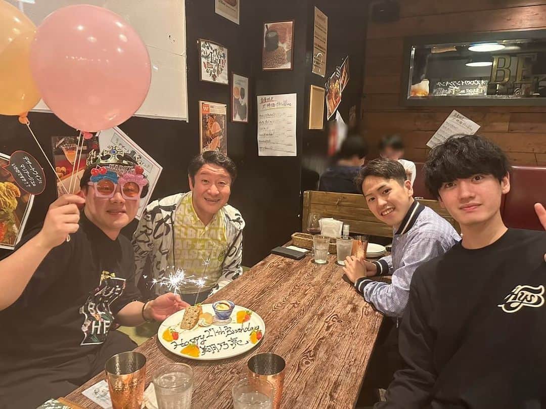 市川 翔乃亮のインスタグラム：「おかげさまで本日27歳になりまして、 師匠から名前入りの化粧筆セットをいただきました🖌️ 大切に使わせていただきます！  今後ともよろしくお願いいたします🧸」