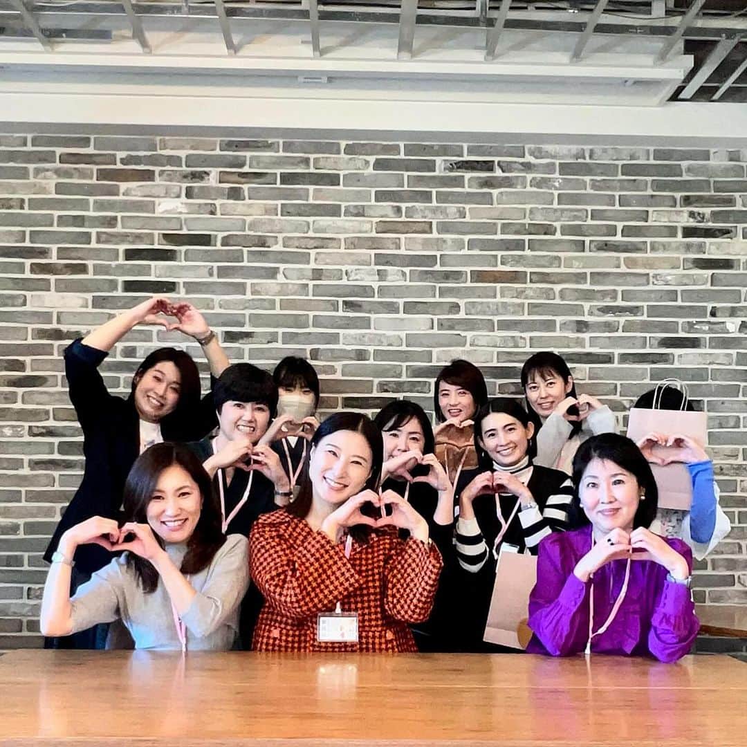 西口理恵子のインスタグラム：「. 今日は、2回目の 【ただおしゃべりするだけの会】❤️ 整理収納アドバイザー1級、2級の関西圏の方が集まって、 近況や悩みをシェアして、アドバイスさせていただいたり失敗談を話したり❤️ あっという間の3時間でした‼️  Special thanks to 今回、「やりたい！」と背中を押してくださった角一まりこさん @kakuichi_mariko ❤️ 豊富すぎる経験談を披露してくださるアントの上坂薫さん　@kaoruuesaka ❤️    お越しくださったみなさま  マーケティングのコーチ🔍　@ura_tonoel  パソコン整理収納のプロ💻　@hodoraku  これから頑張られる💪　@haruka_0108_k  淡路島から❤️ @hm_no.ie  2回目来てくださった😍　@rumi_home169  着付けのプロでもいらっしゃる👘　@momiji_14  子どもへの整理収納レッスンされている👦　@naho_seirisyuunou  和歌山から2時間かけて来てくださった🚗 @kazu_colorfullife   みなさんが仲良くなられるのも嬉しい 母心のような気持ちでした❤️ ありがとうございました‼️」