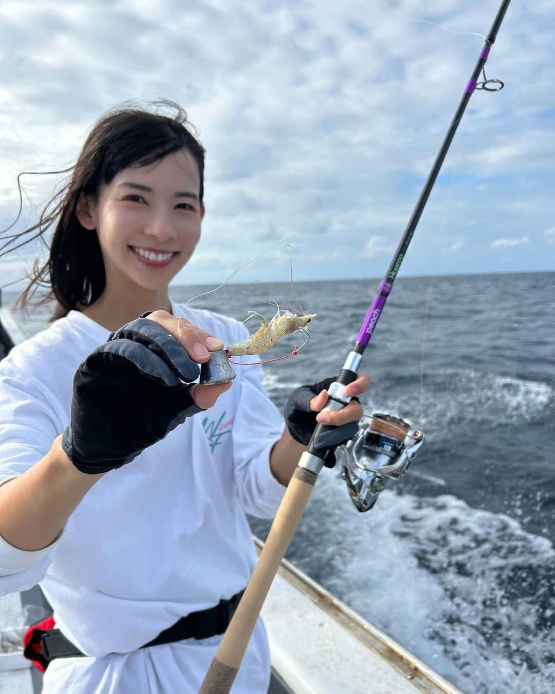 阪本智子さんのインスタグラム写真 - (阪本智子Instagram)「🎣♡  沖縄では久しぶりに  【ユカタハタ】も釣りました！✨️ 赤い魚はやっぱりテンションあがる😍🩷  一つテンヤにシバエビをつけて海底までおろし、 ふわっとさそってゆっくり落としたり、ストンと落としたり、 さそってからその場で止めてみたり、、  いつ来るかわからないドキドキ感が最高！  このユカタハタは、さそってからゆーっくり底まで下ろしている時に食ってきました♪  食った瞬間のつっこみにもバッチリ対応出来る peachロッドめっちゃ良い感じでした👍  飛行機で沖縄に到着してからの釣りだったので、 かなり短時間でなおかつ海の状況が悪い中💦  釣果を出させてくださった 【遊漁船バディー3】のもりもり船長⛴️ ありがとうございました🥹🙏🏻  我が子達、初めましてなのに懐きすぎじゃない？笑   @flypeach @huercojp   #flypeach #釣り旅 #huerco #フエルコ #阪本智子」11月8日 17時35分 - tomoko_sakamoto423