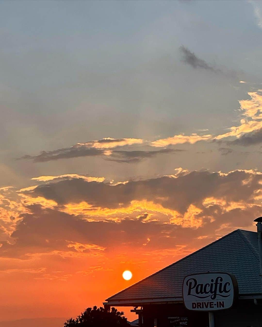 野崎萌香さんのインスタグラム写真 - (野崎萌香Instagram)「いつかの私服と綺麗な夕焼け🌅🫶.  sweatshirt... @sportyandrich  boots... @amerivintage」11月8日 17時39分 - moeka_nozaki