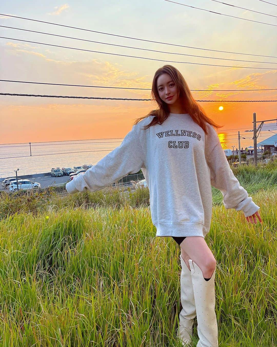 野崎萌香のインスタグラム：「いつかの私服と綺麗な夕焼け🌅🫶.  sweatshirt... @sportyandrich  boots... @amerivintage」