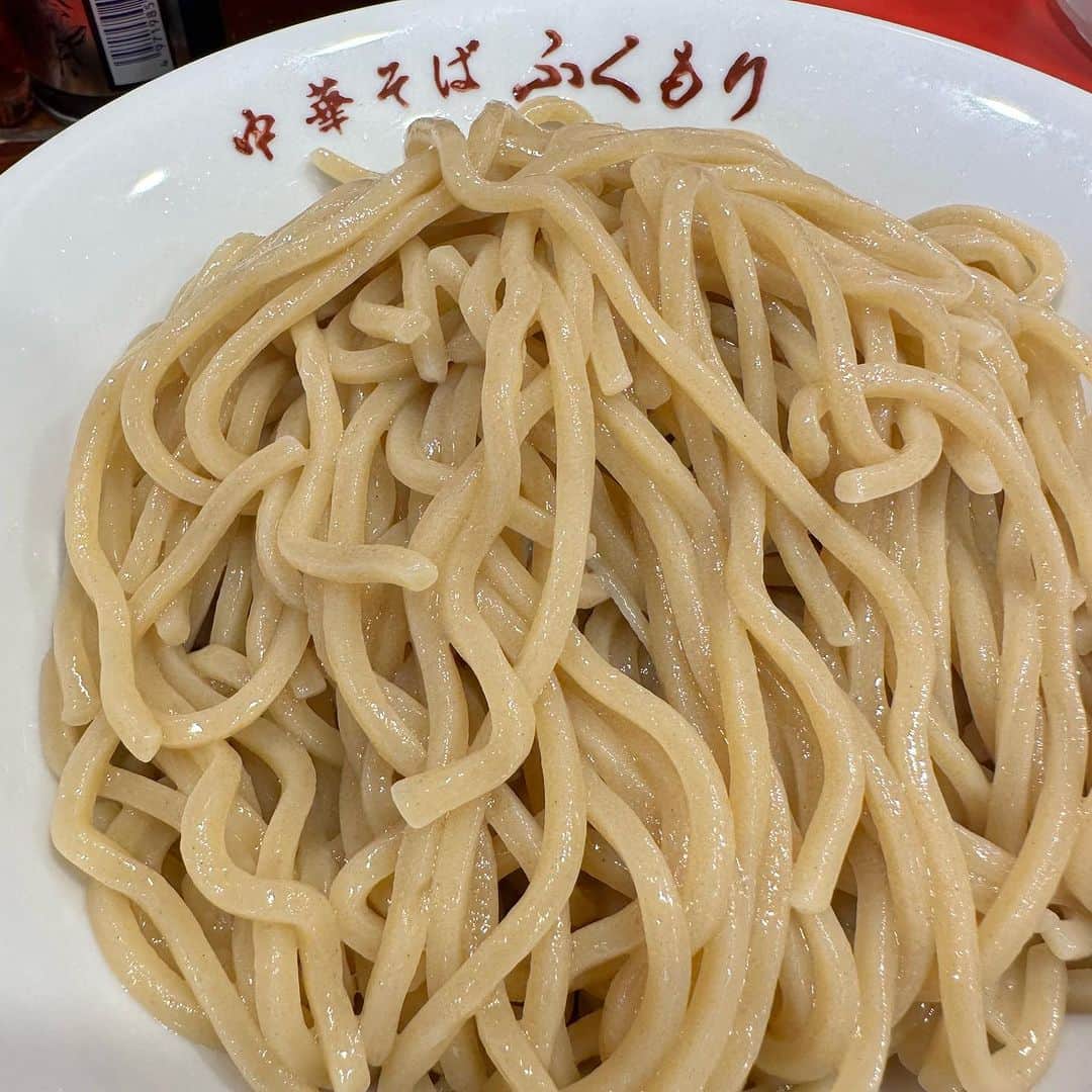西寺郷太さんのインスタグラム写真 - (西寺郷太Instagram)「草野球、ひりひりする引き分けのあとメンバーと昼ごはん食べてやいのやいの楽しくて。最高やなぁとテケトーにチャリ漕いでたら（家出る時にクルマの鍵が見つからず慌ててチャリで行ったのれす！）ヌーっ！ヌぬヌぬーっ！なんですとー！な、な、なんですとーっ！  犬！もしくは犬！ふくもり、の看板光っとるやん、嘘でしょ、犬でしょ（犬ではない）！犬ではない！！フジテレビがお台場に引っ越した以来の亀ドーナッツな衝撃！えーっ！ふくもりが復活して、行列できてるやん、まじ？並ぶーっ！さっき昼ごはん（ねぎとろ丼）食べたばっかしやけど並ぶ〜！いつから再開したんですか？と聞いたら、昨日から！殻！！まじすか、むしろ並びたい。なぜならさっき食べたばっかだから（ねぎとろ丼）！むしろ並ぶことで期待感を増し、久々の再会までのイメージを少しずつ砂のお城のように築いてゆきたい。そして崩したい！笑いながら、踊りながら！長良川艶歌を歌いながら！犬（犬の可能性アリ）！  結果、食べれました。もうすぐ50歳の俺の胃袋まだ行けた。美味しかったし、懐かしかった！二、三年前に建て直しで一旦閉じただけだったのね。スタジオが近いから NONA REEVES のレコーディング中もよく通ったよ。「FOREVER FOREVER」の頃とか特にね。  ありがとうやで！犬やで！  ふくもりサンキューカンバック！へいへい！」11月8日 17時40分 - gota_nonareeves