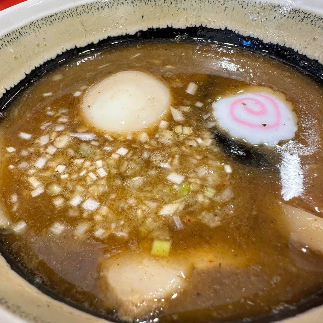 西寺郷太のインスタグラム：「草野球、ひりひりする引き分けのあとメンバーと昼ごはん食べてやいのやいの楽しくて。最高やなぁとテケトーにチャリ漕いでたら（家出る時にクルマの鍵が見つからず慌ててチャリで行ったのれす！）ヌーっ！ヌぬヌぬーっ！なんですとー！な、な、なんですとーっ！  犬！もしくは犬！ふくもり、の看板光っとるやん、嘘でしょ、犬でしょ（犬ではない）！犬ではない！！フジテレビがお台場に引っ越した以来の亀ドーナッツな衝撃！えーっ！ふくもりが復活して、行列できてるやん、まじ？並ぶーっ！さっき昼ごはん（ねぎとろ丼）食べたばっかしやけど並ぶ〜！いつから再開したんですか？と聞いたら、昨日から！殻！！まじすか、むしろ並びたい。なぜならさっき食べたばっかだから（ねぎとろ丼）！むしろ並ぶことで期待感を増し、久々の再会までのイメージを少しずつ砂のお城のように築いてゆきたい。そして崩したい！笑いながら、踊りながら！長良川艶歌を歌いながら！犬（犬の可能性アリ）！  結果、食べれました。もうすぐ50歳の俺の胃袋まだ行けた。美味しかったし、懐かしかった！二、三年前に建て直しで一旦閉じただけだったのね。スタジオが近いから NONA REEVES のレコーディング中もよく通ったよ。「FOREVER FOREVER」の頃とか特にね。  ありがとうやで！犬やで！  ふくもりサンキューカンバック！へいへい！」