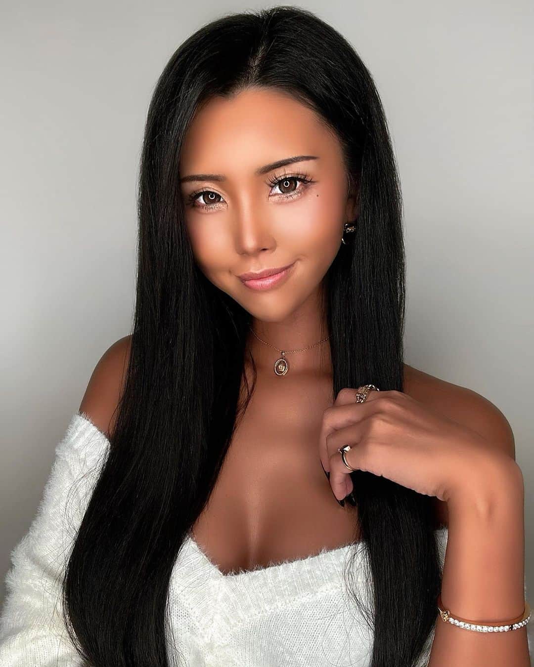 のインスタグラム：「葉山の限界清楚メイクww  今日かなり硬い仕事だったから メイクを激薄にしてスーツだったんやけど…  日本ってまじこういうどうでもいい事に変に厳しいよな。 TPOって。笑  大事なのは取り繕える外見やなくて中身やし ファッションセンスが乏しいのも想像力が乏しいのも なんならぶっちゃけていうと自殺者が多いのも 周りの目やどうでも良過ぎるルールを作りすぎなんよ。  学生でメイクするのは非常識人 だが社会人になればメイクしてるのが常識人。  誰がいきなりメイクできるんよって話。  もっと見た目より中身を重視して 自由さ(一定のモラルは保って)があれば この国の可能性や未来を担う子供達がもっとのびのび育つのに  って毎回思いながら バカバカしいなぁと思いながらも まだまだ会社の為を思うと従わなければならないのが歯痒い。」