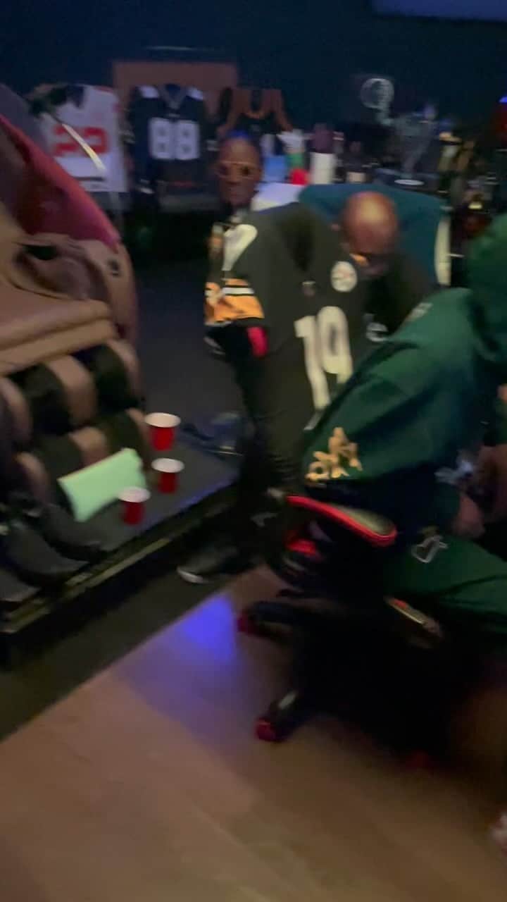スヌープ・ドッグのインスタグラム：「@deathrow_cannabis  @hahadavis 😂😂😂💨💨💨」