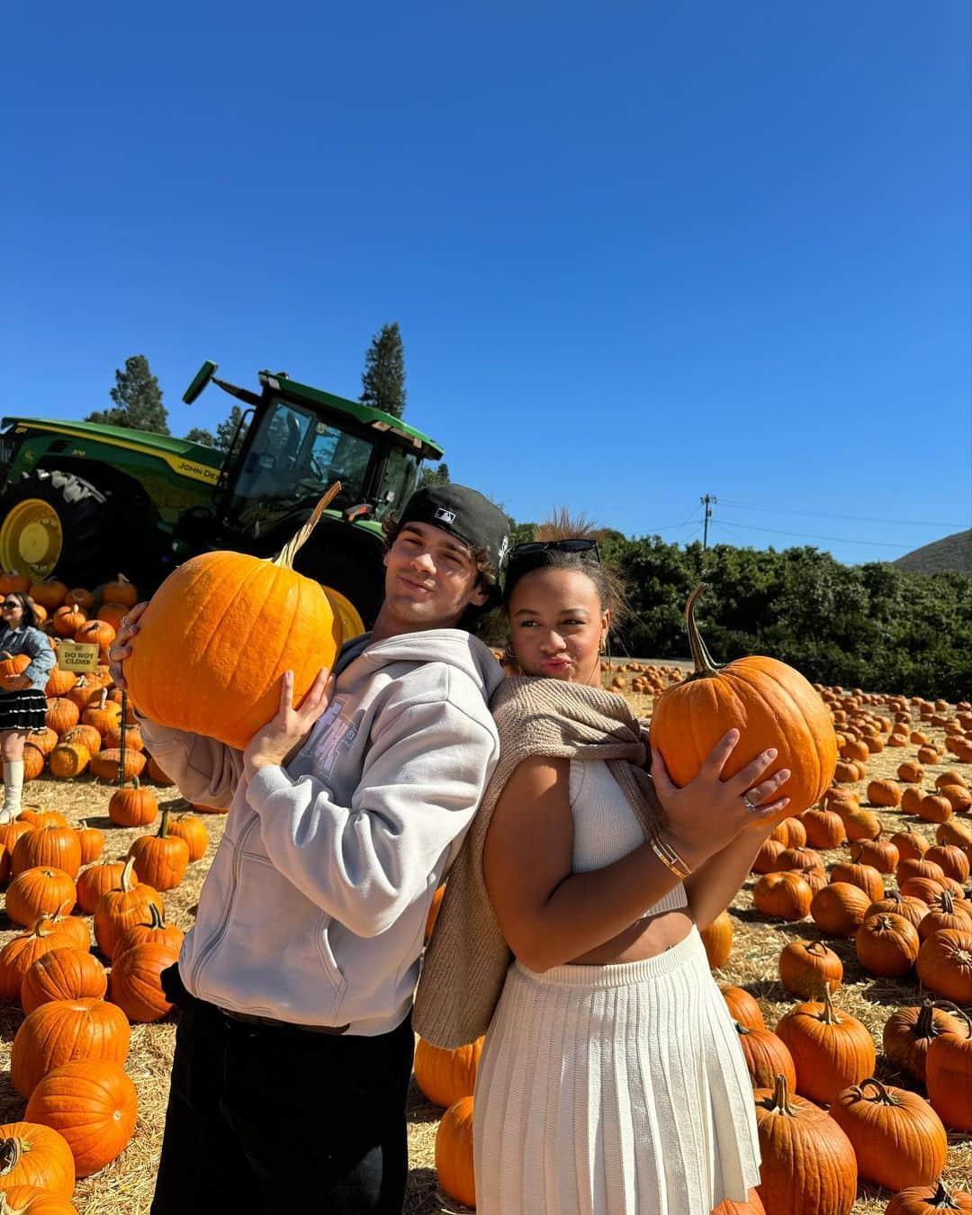 Nia Sioux Frazierさんのインスタグラム写真 - (Nia Sioux FrazierInstagram)「belated pumpkin patch pics 🤎」11月9日 5時00分 - niasioux