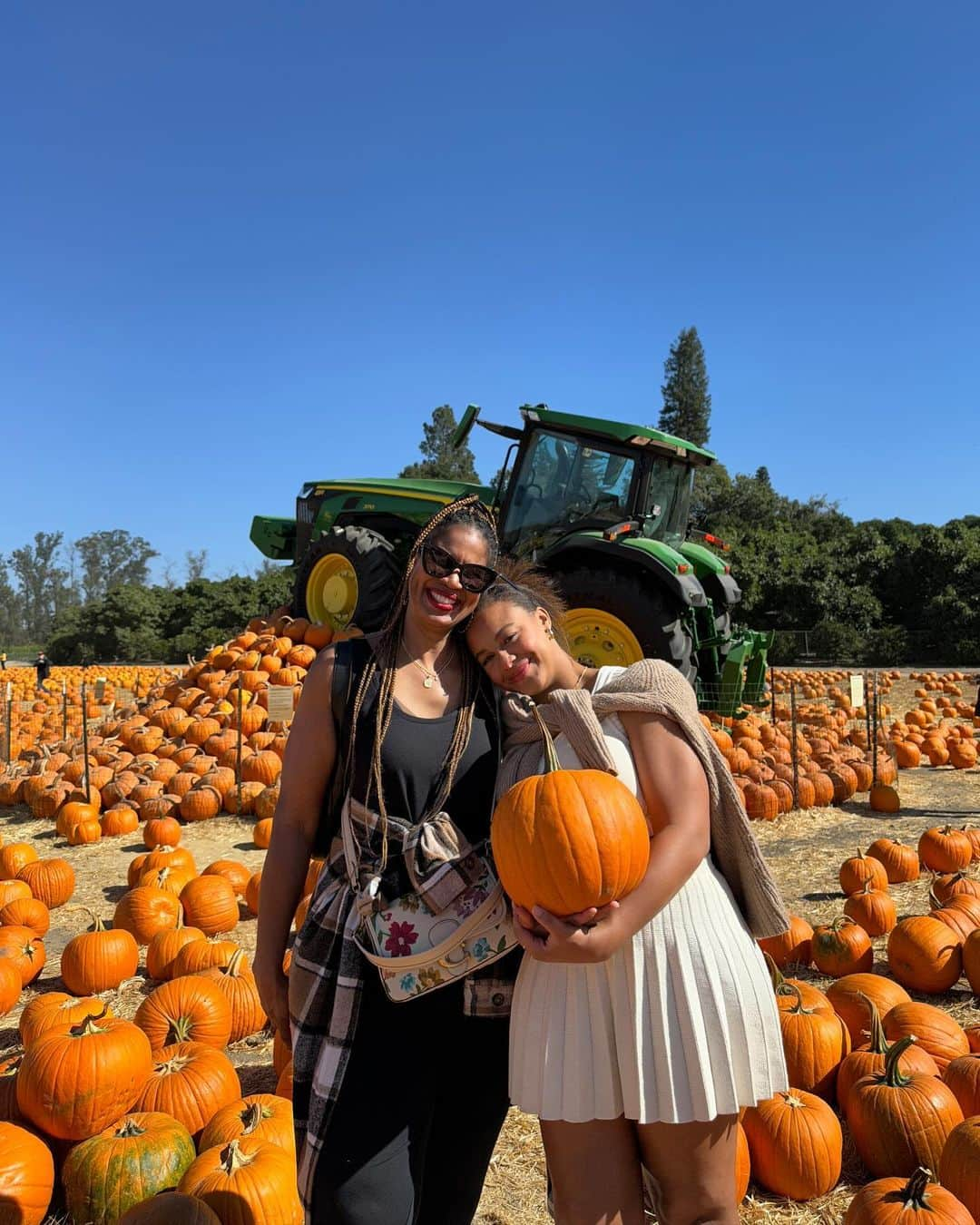 Nia Sioux Frazierさんのインスタグラム写真 - (Nia Sioux FrazierInstagram)「belated pumpkin patch pics 🤎」11月9日 5時00分 - niasioux