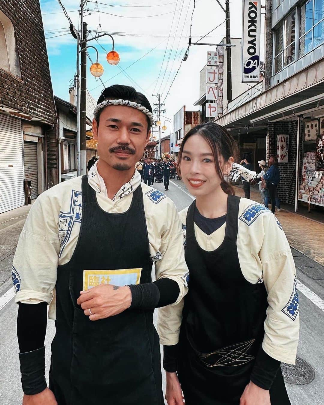 川戸沙羅さんのインスタグラム写真 - (川戸沙羅Instagram)「#遠州森の祭り  夫と付き合った時から夫のルーツとして話を聞いていたお祭り🏮 聞くだけでは知る事が出来ない感動が沢山あった😌🌟  夫の家族に会いたいからせっかくならお祭りのタイミングで帰省したい🚄と私のリクエストに応えてくれて夫は10年ぶりにお祭りに参加✨  お母さんに山にも畑にも連れて行って貰って 私達の健康や体を作る飲み水や食べ物に改めて感謝の気持ちでいっぱいになりました🌾🍊🫙  夫の友だち達にも沢山お世話になりました🙏 ありがとうございました🙇‍♀️  静岡で感じた事を大切にしたいと思います😌✨  #森のまつり #祭り」11月8日 17時45分 - sara_shirasawa