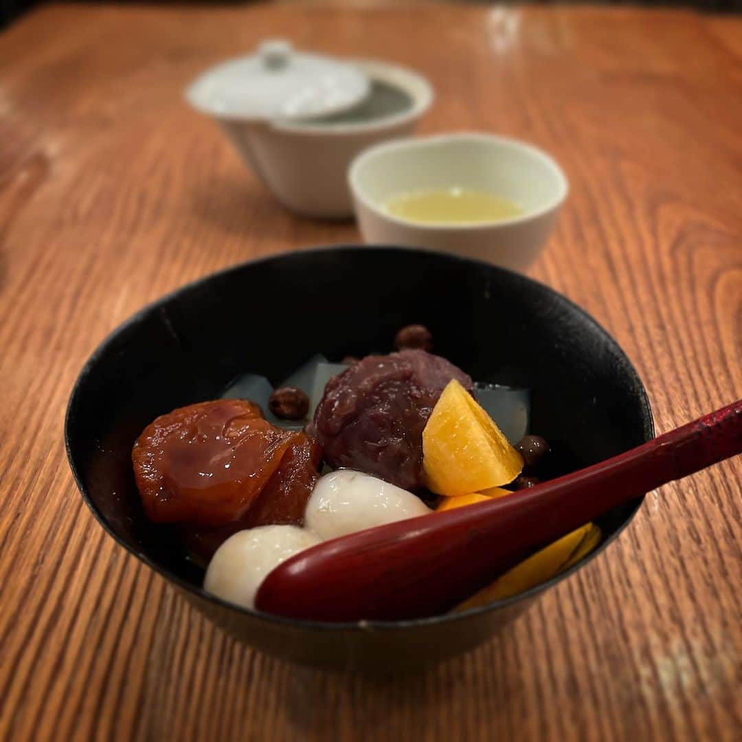 行正り香のインスタグラム：「帰ってご飯をつくろ、と思ったら家に誰もおらず。ならば軽く食べて帰ろ、と思ったら、お昼はご飯出しているけど、夕方から甘味のみというお店に入ってしまいました。ワイン飲む前に、なぜかあんみつ(^^)😆お隣に座っている中国人の方が、ウエイターの方に、We had a great time. We appreciate your service と声がけをされていて、素敵だなあと思いました。感謝を言葉にできることは、素敵なことですね。そして北京語のサウンド、好きだわあ。  さ、帰ったら、昨日開けておいたイタリアのピノネロを飲もう。#rikayukimasa #行正り香 #ミモレ のインテリア連載、今週もリニューアルされます。」