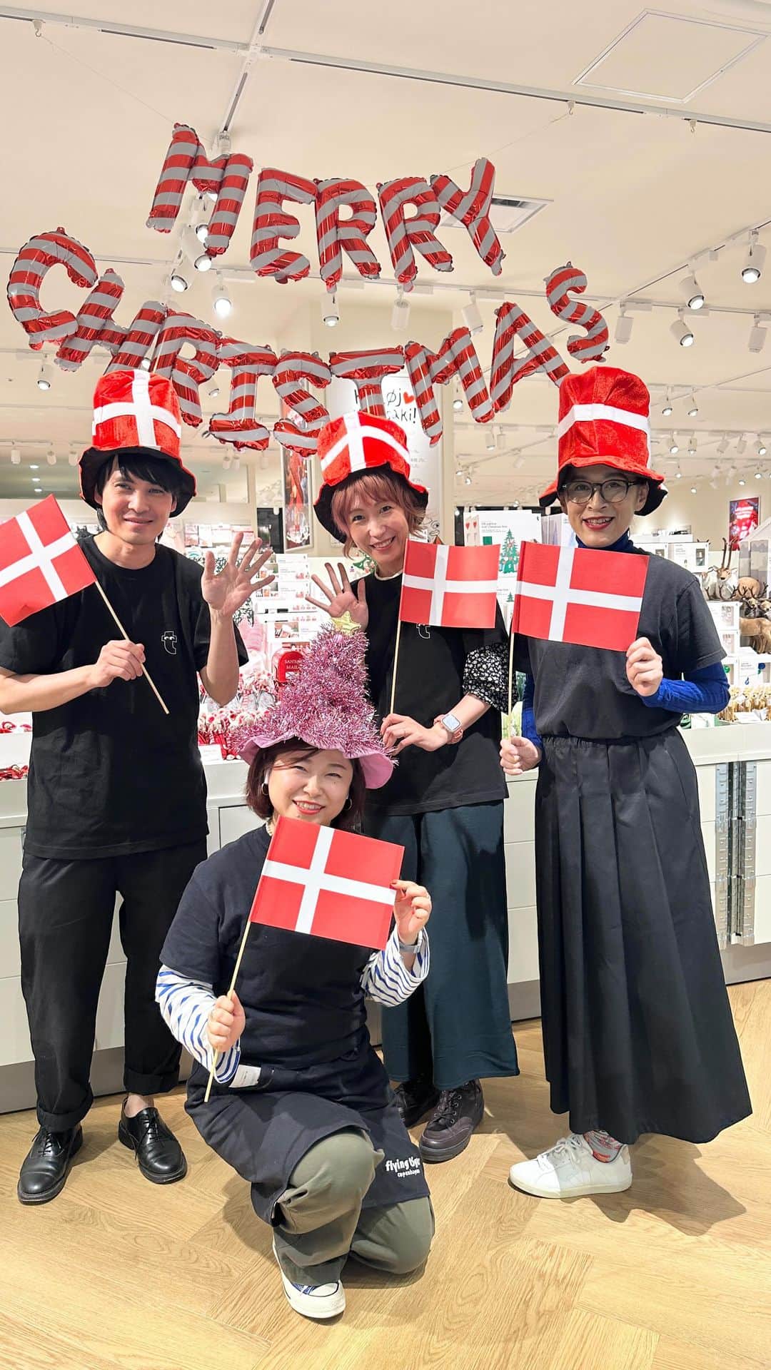 のインスタグラム：「11/10（金）オープン！アミュプラザ長崎 新館ストア・クリスマス キッチンアイテムのご紹介🎅🏻⛄🤍   オープン前の店内からストアの様子、クリスマスのキッチンアイテム、アミュプラザ長崎 新館ストアでしか買えない限定グッズのご紹介をいたしました。 ワクワクしながら店内の様子をご覧くださいね☺   ①限定アイテム『ストアリミテッドバッグ』 オリジナルデザインで発売！ 〇発売日：オープン日 11/10（金） 〇販売価格：350円（税込385円）   ②オープン記念『Happy Bag』100個限定発売！ 人気フード商品の詰め合わせ2,000円相当を 1,000円（税込1,080円）にてご提供します。 〇発売日：オープン日 11/10（金） 〇数量：100個　 〇商品：バッグ＋9商品の詰め合わせ ＊お一人様につき1個のみ   ストアはいよいよ今週、11月10日（金）オープン！ みなさんのお越しをお待ちしています✨   #フライングタイガー #flyingtiger #北欧 #北欧インテリア #北欧デザイン #北欧雑貨 #デンマーク #hygge #新店舗オープン #アミュプラザ長崎新館 #アミュプラザ #長崎 #クリスマス #Christmas #ホリデーシーズン #クリスマスデコレーション #クリスマスパーティー #クリスマス装飾 #クリスマスプレゼント #マグカップ #マグ」