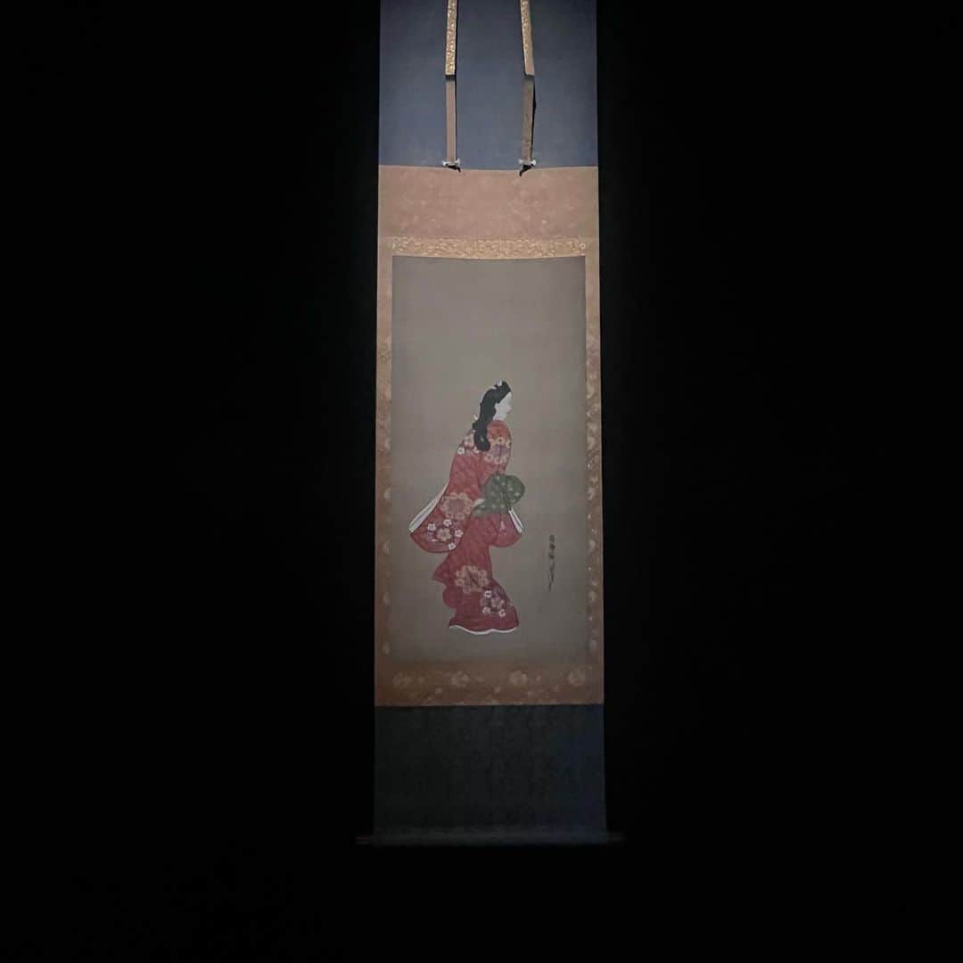 クリス智子さんのインスタグラム写真 - (クリス智子Instagram)「「えー、、そんなオールスターな作品をいっぺんに観られるの？！」と思わず口をついて出た、展覧会を知った最初。　  時代を、超えちゃう体験、おすすめですー。 （品川のキャノンギャラリーS にて） 無料🙌  錚々たる日本の美の、複製の本気度、見入りました。 複製技術と心意気。  最新技術&伝統の職人技術。  おかげさまで、まず、まとめて観られることは皆無と思われる作品群の前に立てます。  11月16日、来週木曜日まで☝️  今日の　@good_813jwave でも、 13:15〜ご紹介させて頂きました。  radiko 👂✨ぜひ。  （ストーリーズに、動画ものせますね。）  日本のオールスター✨ #俵屋宗達 #長谷川等伯 #狩野山楽の襖絵  #尾形光琳 #伊藤若冲 ##曽我蕭白  #菱川師宣」11月8日 17時48分 - chris_tomoko