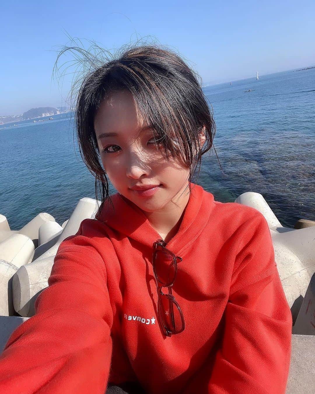 石井美音奈さんのインスタグラム写真 - (石井美音奈Instagram)「森戸神社行ってきたんだぁ⛩️ 実は2回目！  好きな神社の一つなの❤️ 目の前が海でそれもまたいいのぉ  ちょっと歩いたところに美味しい海鮮屋さんが　#勇しげ  あるんだけど待ち時間にフラフラと海岸まで歩いて行った時の写真！  #森戸神社 #森戸海岸 #海鮮 #勇しげ」11月8日 17時50分 - mionaishii