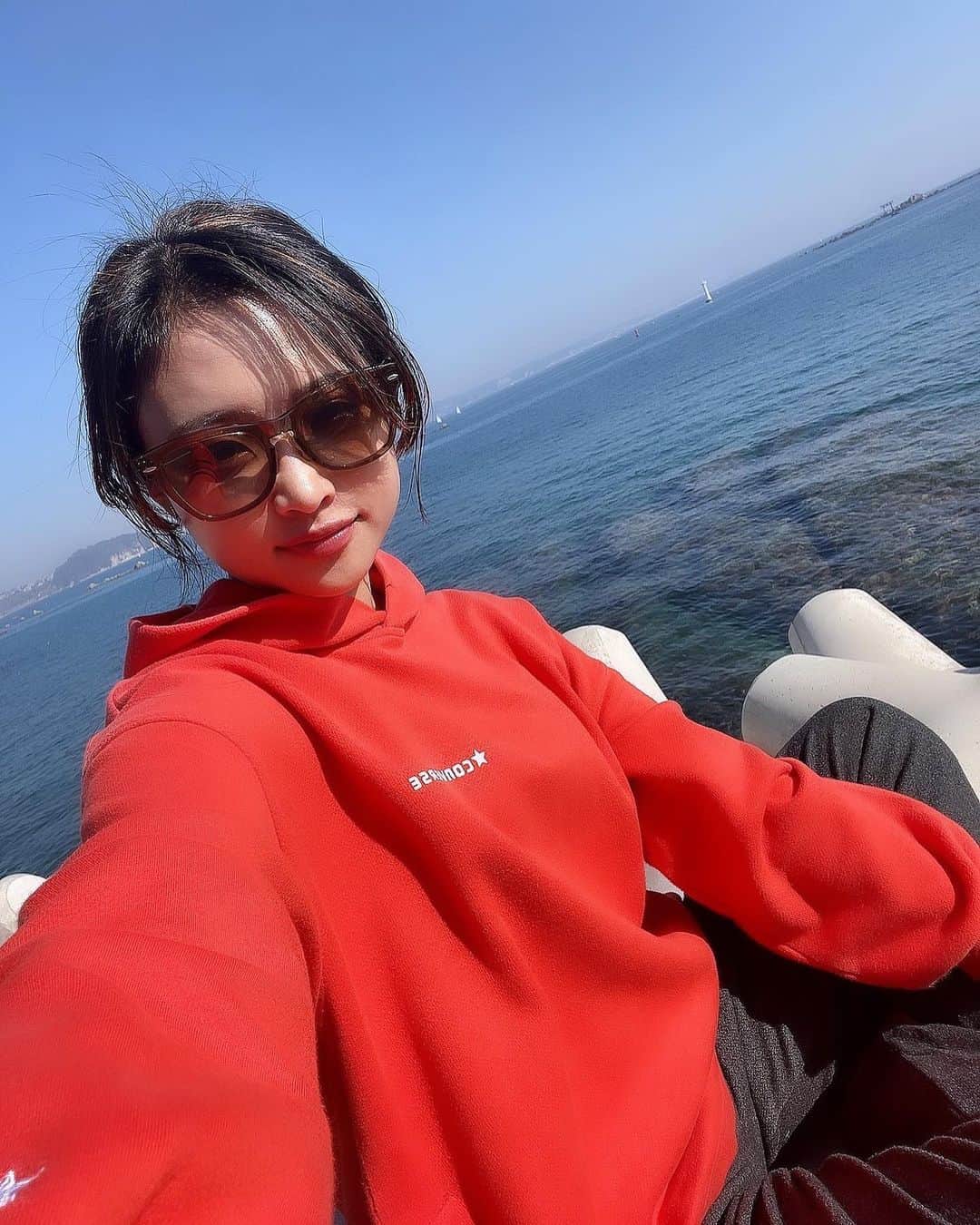 石井美音奈さんのインスタグラム写真 - (石井美音奈Instagram)「森戸神社行ってきたんだぁ⛩️ 実は2回目！  好きな神社の一つなの❤️ 目の前が海でそれもまたいいのぉ  ちょっと歩いたところに美味しい海鮮屋さんが　#勇しげ  あるんだけど待ち時間にフラフラと海岸まで歩いて行った時の写真！  #森戸神社 #森戸海岸 #海鮮 #勇しげ」11月8日 17時50分 - mionaishii