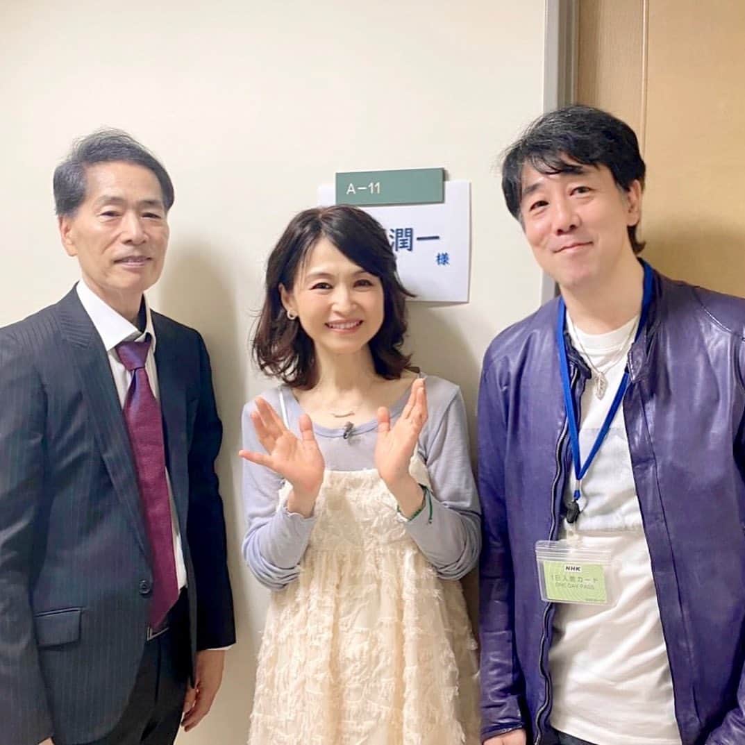 辛島美登里さんのインスタグラム写真 - (辛島美登里Instagram)「NHK にて。#稲垣潤一 さんとは去年オフコースコンサートでご一緒して以来でしたが、久々にトーク＆セッションしました🎶いつもダンディーで、改めて、足が長くてらっしゃる〜🕺そしてトーク中、稲垣さんの笑顔がたくさん見られて幸せでした〜😊💕 収録後、池田聡 さんとばったり。いつも穏やかな池田さん。先日のラジオ代打のお礼を😊 稲垣さんと共通の話題で盛り上がっておられて、どこかしら繋がっている感覚は、コロナ禍以来久しぶりの温かさでした👨‍👨‍👧 https://www.nhk.jp/p/utaerubest/ts/1YWKJ35G6P/ #稲垣潤一  #池田聡」11月8日 17時50分 - midorikarashima