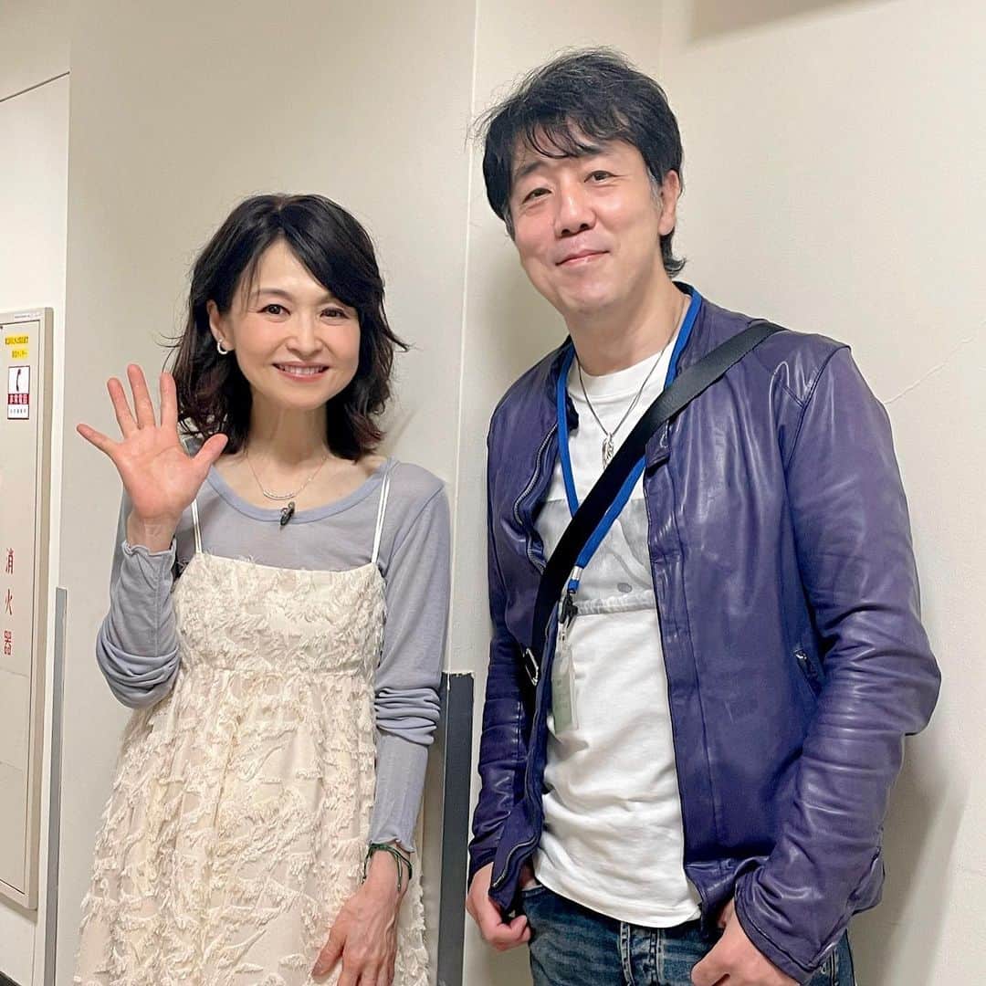 辛島美登里さんのインスタグラム写真 - (辛島美登里Instagram)「NHK にて。#稲垣潤一 さんとは去年オフコースコンサートでご一緒して以来でしたが、久々にトーク＆セッションしました🎶いつもダンディーで、改めて、足が長くてらっしゃる〜🕺そしてトーク中、稲垣さんの笑顔がたくさん見られて幸せでした〜😊💕 収録後、池田聡 さんとばったり。いつも穏やかな池田さん。先日のラジオ代打のお礼を😊 稲垣さんと共通の話題で盛り上がっておられて、どこかしら繋がっている感覚は、コロナ禍以来久しぶりの温かさでした👨‍👨‍👧 https://www.nhk.jp/p/utaerubest/ts/1YWKJ35G6P/ #稲垣潤一  #池田聡」11月8日 17時50分 - midorikarashima