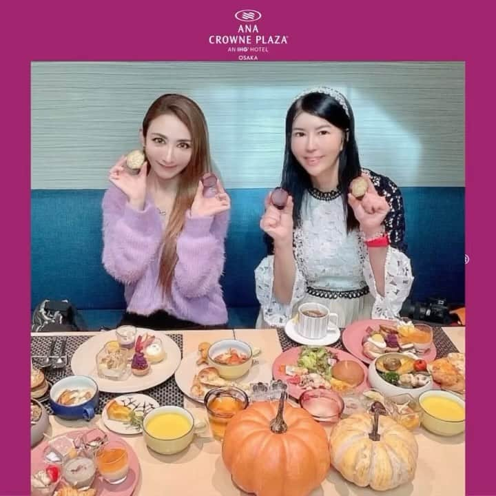 黒帯さんのインスタグラム：「【大阪】デザート&ランチブッフェ  ～Sweet Autumn～ 芋・栗・かぼちゃ 秋のごちそう♡ANAクラウンプラザホテル大阪  ANAクラウンプラザホテル大阪ではデザート&ランチブッフェ  ～Sweet Autumn～ 芋・栗・かぼちゃ 秋のごちそうが11月30日までご提供中、焼き芋3種食べ比べ、さつまいもとごぼうのエッグベネディクト、紫芋タルトなどさつまいもフードメニュー充実です。 お飲物はTWGの紅茶セレクション他、ソフトドリンクやフレーバーウォーターをお楽しみいただけます。  デザート&ランチブッフェ  ～Sweet Autumn～ 芋・栗・かぼちゃ 秋のごちそう 期間：2023年11月1日（水）〜11月30日（木）  ご料金 (税サ込) 大人　¥5,200/名  小学生　¥3,100/名 4歳以上　¥1,600/名 未就学児(0～3歳) 無料 営業時間 11:30a.m. – 3:00p.m. (L.o. 2:30p.m) 11時30分より10分間ブッフェボード撮影タイムがございます。 ※前日5:00p.m.までの予約制  時間制限なし！ 平日は4名様のご利用で1名様無料！  #anaクラウンプラザホテル大阪 #カフェインザパーク #ハロウィン #デザートブッフェ #ランチブッフェ #食べ放題#時間制限なし #大阪#大阪グルメ #北新地#北新地グルメ #anacrowneplazaosaka #ihghotels #dessertbuffet #lunchbuffet #cafeinthepark #osaka#kitashinchi #halloween#halohalo #ana크라운플라자호텔오사카 #오사카호텔추천 #디저트뷔페#런치뷔페  #pr」