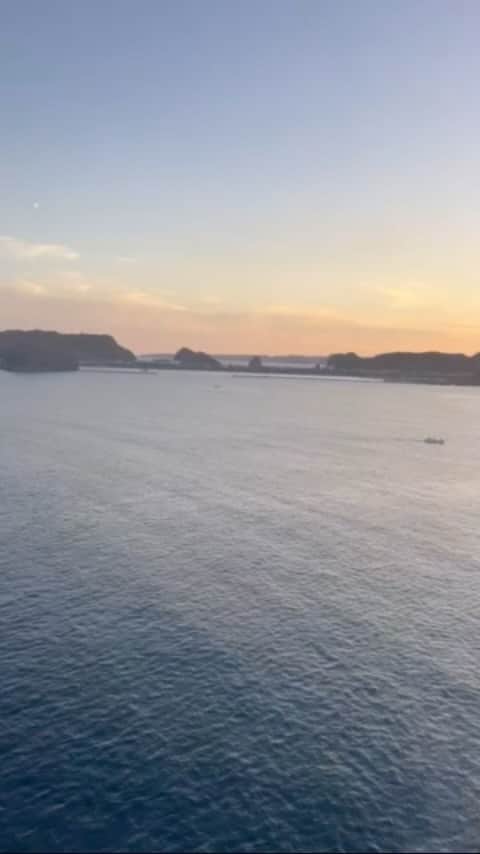 マルシアのインスタグラム：「また船に戻り 旅へと  今日の夕方の一瞬を お裾分けです  癒してくださいませ  感謝  #マルシア」
