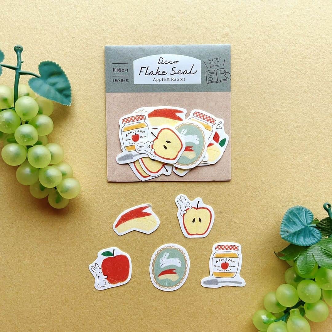 古川紙工株式会社さんのインスタグラム写真 - (古川紙工株式会社Instagram)「《🍎秋商品のご案内🍁》  ⁡今回は、和紙フレークシールをご紹介します！  ミニレターとセットで封留めに使ったり、 手帳やラッピングのデコレーションにもおすすめ◎ 紅茶やドライフラワーなど秋が過ぎても お使いいただけるデザインです☕️ フレークシールの台紙はスリット入りで 簡単に剥がすことができるのも嬉しいポイント♪ ぜひゲットしてください👀  ※全国の小売店様、弊社直営店：紙遊、弊社オンラインショップにてご購入いただける商品です。 商品のお取り扱い開始日は、店舗様によって異なります。 古川紙工オンラインショップ（@furukawashiko_online）でも販売中です♪🛒  #古川紙工 #新商品 #古川紙工沼 #文房具好き #シール #手帳デコ#デコレーション #秋 #私の古川紙工2023 #文具 #文房具 #文具好き #文具好きな人と繋がりたい #文具沼 #文具女子 #紙モノ #紙もの #かわいい #美濃 #和紙 #letters #gift #paper #minowashi #stationery#washi #furukawashiko #japanesestationary」11月8日 17時53分 - furukawashiko