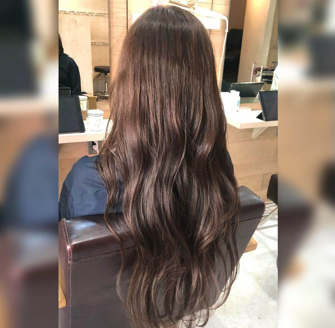 福田友理子さんのインスタグラム写真 - (福田友理子Instagram)「* * ヘアドネーションをしようと決めてから、髪をずっと伸ばしているのですが、目標の長さになったので年内には切れるかな💇‍♀️ * きっと今回が最後のロングヘアメンテナンス✨ そして多分、人生で最後のスーパーロング。 * 人の手に渡るのなら、せっかくならばキレイな状態で渡せたらなと、美容室でせっせとトリートメント補修をし、カラーも傷まないようにリタッチを繰り返し続けてきたりと、心を砕いてきたのですが、いざとなるとちょっと寂しい🥲 * あと少しの期間、大事にしたいなと思います🕊🙏 * * * #haircare #hair #hairdonation #hairdonationforcancer #ヘアドネーション」11月8日 17時53分 - yuriko.fu