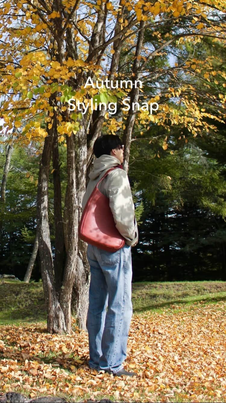 土屋鞄のインスタグラム：「軽井澤工房店のスタッフによる、秋にぴったりなバッグを使ったスタイリングをご紹介。 いつもの装いに差し色として加えるだけで、ぐっと秋らしい着こなしに仕上がります。  掲載製品： トーンオイルヌメ ワンショルダートート（クローブ） トーンオイルヌメ ジップトップショルダー（クローブ） トーンオイルヌメ ミディアムショルダー（こげ茶） トーンオイルヌメ ソフトバックパック（ダークプラム）  #トーンオイルヌメ #土屋鞄 #革 #革鞄 #革製品 #トートバッグ #ショルダーバッグ #バックパック #経年変化 #レザーエイジング #leather #leatherbag #totebag #craftsmanship #creativity #timeless #madeinjapan #TSUCHIYAKABAN」